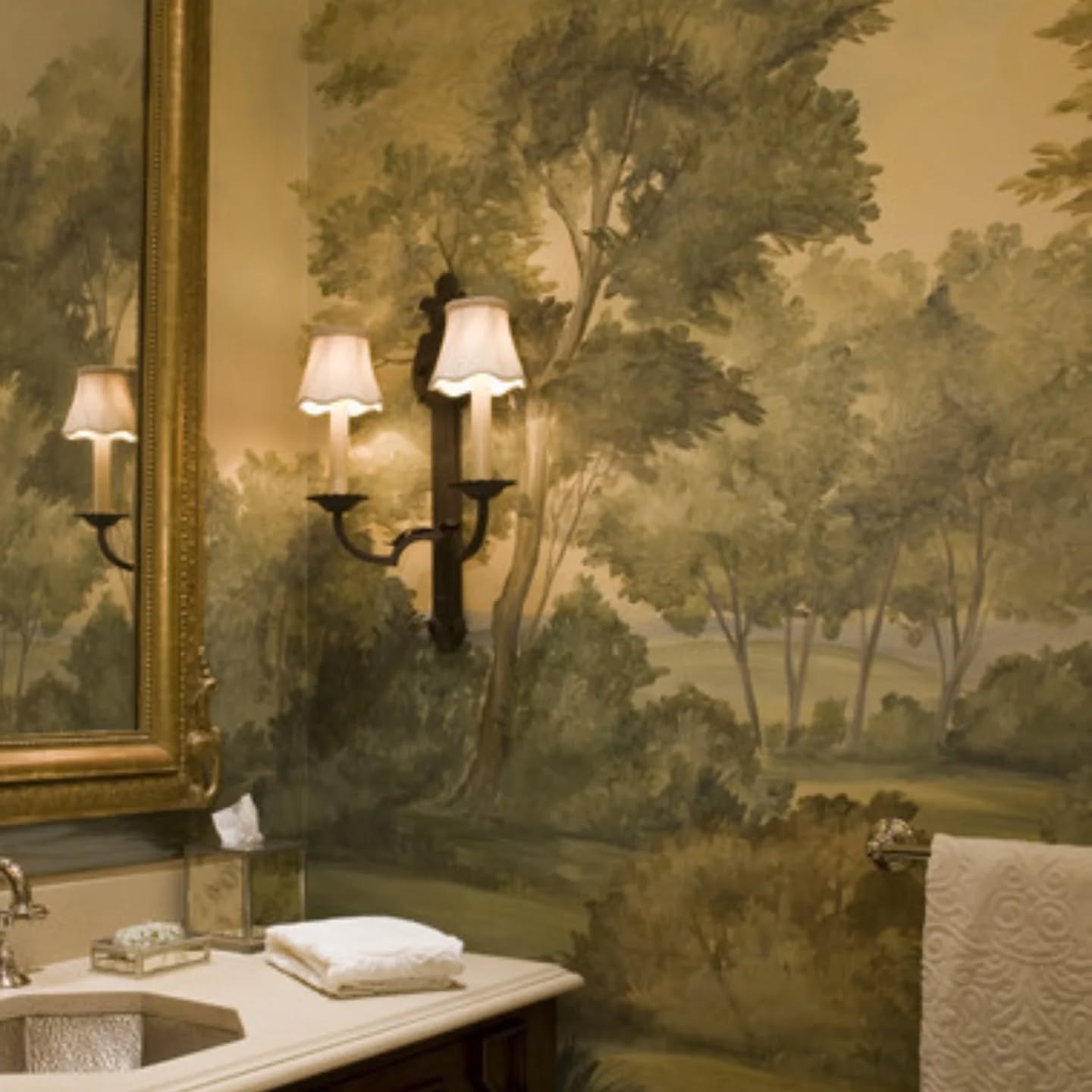 Glad murals are making a comeback...
#designinspiration