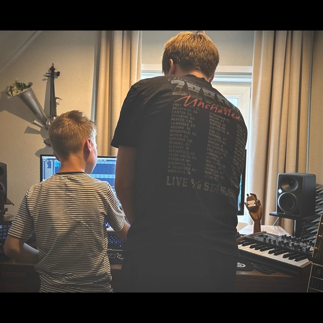 Wow! Wat zijn we supertrots op deze fantastische jonge muzikant! 🤩 Rowan kwam twee jaar geleden op 8-jarige leeftijd bij ons voor pianoles. In die tijd hebben we, naast al zijn pianospel, ook veel geleerd over productie, zang en songwriting — en nu is zijn eerste eigen liedje inmiddels geschreven en opgenomen! 😱 We móésten gewoon een klein stukje ervan delen! Op naar nog veel meer jaren vol mooie muzikale ervaringen — go Rowan!! 🥳
#Muziek #Liedje #Jongtalent #Lente