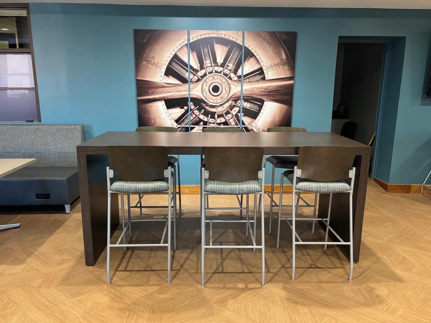 Project Spotlight 📸🔦
Break time just got an upgrade! We just wrapped up a new employee lounge for a financial institution—designed to foster relaxation, collaboration, and employee well-being. Take a look inside!