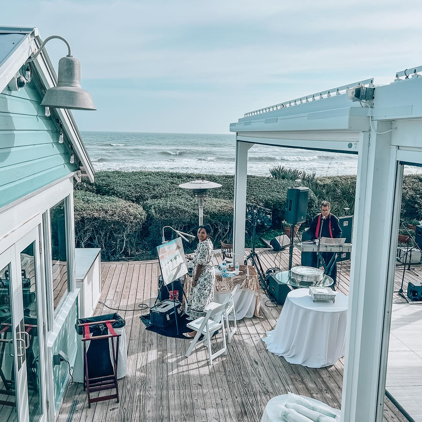 I just love painting on the ocean! What a privilege to paint at such a beautiful place for such a beautiful couple @claire.windes and @carter_windes Thank you for allowing me to be apart of your special day! Y’all definitely know how to party too, what a fun reception! #wedding #weddingpainter #weddingpainting #livepainter #eventpainting #luxuryweddings #beachwedding