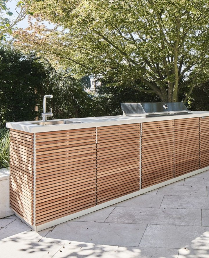 An outdoor kitchen brings the heart of the home outside – perfect for summer evenings, spontaneous dinners, and unforgettable gatherings. Thoughtfully designed, beautifully built, and tailored to your lifestyle.
Because cooking tastes better under open skies. ☀️🍷🌿
📍 Project: Villa at Lake Zurich