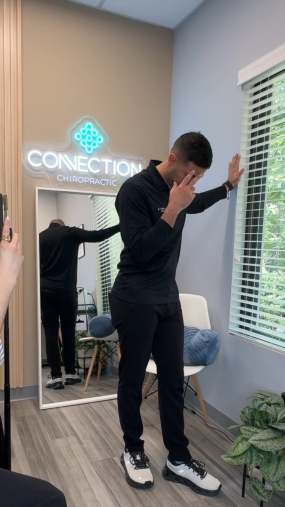 📚 Tantos años estudiando para hacer quiropráctico y resulta que los Reels también son parte del tratamiento.
🤣 No te rías tanto… ese cuello necesita ajuste.
📞 Agenda ya.
#VidaDeDoctor #ReelsParaPacientes #ChiropracticCare #ConnectionChiropractic #OrlandoChiropractor #chiropractorhumor #lakenonachiropractic