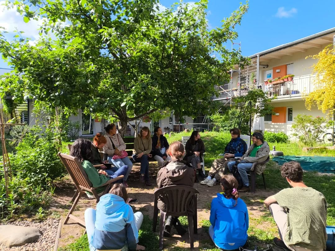 Tag 1 der Bildungsreise zum Thema Permakultur:
Heute waren wir mit Martin von Transition Town Darmstadt im Stadtteil Kranichstein unterwegs. Hier haben wir durch verschiedene Anwohner:innen einen Einblick das Wohnprojekt Wohnart3 sowie eins der vielen Passivhäusern bekommen. Anschließend sind wir durch das Quartier zur Permakulturwiese gelaufen und haben mehr über das Projekt von Transition Town gelernt.