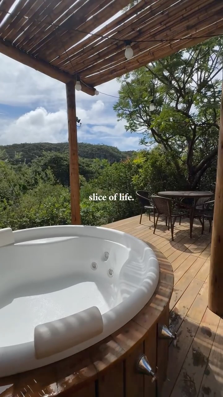 Descanso com aventura na medida certa! Na Docas da Lapa, você relaxa na jacuzzi*, rema de caiaque e pedala pela Lapinha. Vem viver esse paraíso!
* Disponível em 3 docas (1,2 e 3).
#DocasDaLapa #LapinhaMG #TurismoMG #RumoALapinha #NaturezaeAventura #HospedagemComCharme #JacuzziComVista #CaiaqueNaLapinha #BikeTrip #DestinoDosSonhos