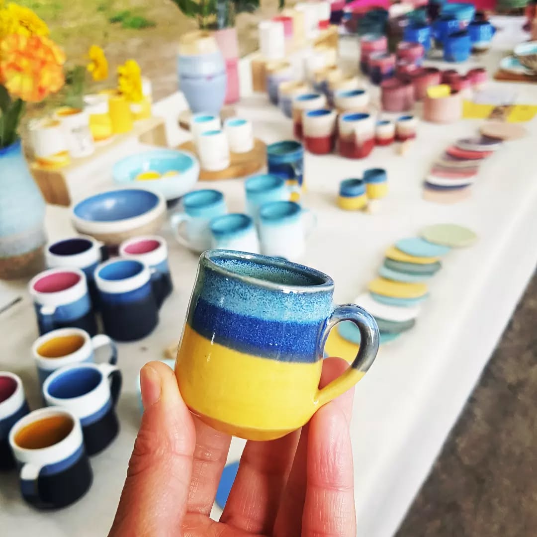 It's a little tinny Summer Blues Mug!
I woke up one morning with the urgent need to make very little mugs. For what? I don't know. Some things need no reason, right? So here they are for the first time on the market, and people find reasons for them.
It's my birthday and I want to use it to thank all of you for appreciating my ceramics. Your compliments and purchases. That's why I can do every day just what I love doing.