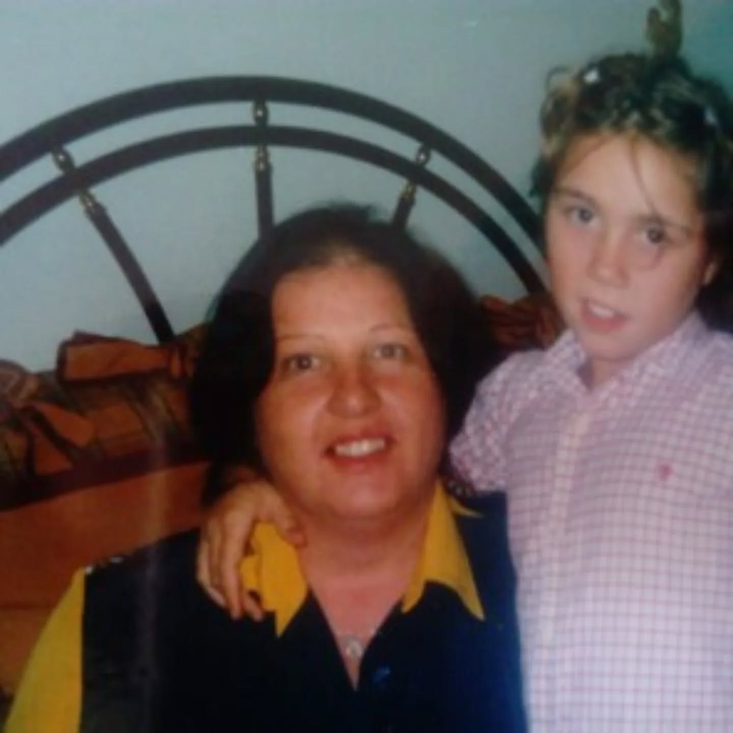 Quem tem maior contacto com a Jami, conhece a história.
Talvez sem esta senhora, Maria de Fátima , sem que tudo tivesse sido como foi, a Jami não existisse...
Eu, Ida, costumo dizer que o meu caminho na espiritualidade começou quando tinha 11 anos... Nessa altura chegava a casa e quando não encontrava a minha mãe na cozinha, chamava por ela e se não a encontrasse logo, desatava a chorar até que ela chegasse perto de mim e dissesse "mas eu estava ali, para que é isso tanto choro?!"
Mas talvez eu pressentisse que semanas depois, ao chegar da escola, viria a encontrá-la caída no chão da cozinha, imóvel, sem conseguir fazer mais do que pestanejar ou abanar a cabeça. Fui eu quem chamou a ambulância e 5 dias mais tarde recebi a notícia, dada por professoras, que a minha mãe não tinha aguentado mais. Uma criança de 11 anos não tem noção, mas eu dizia "é só o corpo, ela não está ali".
E aí tive que lidar com um grande desafio: a morte, a perda, o luto. Muitos desafios seguiram. Muitas foram as vezes em que só fazia sentido acabar com a vida. Aconteceram coisas que hoje olho para trás e penso "como é que não o fiz?!" E foi em momentos muito difíceis que eu me comecei a encontrar.
Eu e o João começámos a namorar muito cedo, com 16 anos, e passámos por muitos desafios entre nós, que sei que seriam diferentes com a minha mãe presente. E todo esse caminho, tanto o individual como o que fizemos em conjunto, resultou na Jami.
A verdade é que em todos os momentos difíceis, e até mesmo nos felizes como o nascimento das nossas filhas, a minha mãe nunca mas nunca me deixou! Sei que onde estiver está orgulhosa de mim e todos os dias sinto enorme admiração pela mãe que foi para mim, e pela força que sempre teve. Onde quer que esteja agradeço com todo o coração por tudo o que me deu e pelo amor que ainda hoje nos une.
Nem todas as perdas têm que simbolizar apenas dor... Perder a presença física da minha mãe, foi o maior impulso que tive para crescer, para me encontrar e ser quem sou hoje.
Hoje, sou mãe, e sei que é uma experiência imensamente transformadora... E todos os dias continuo a crescer! Ser mãe é todos os dias uma missão que abraço com o maior orgulho!