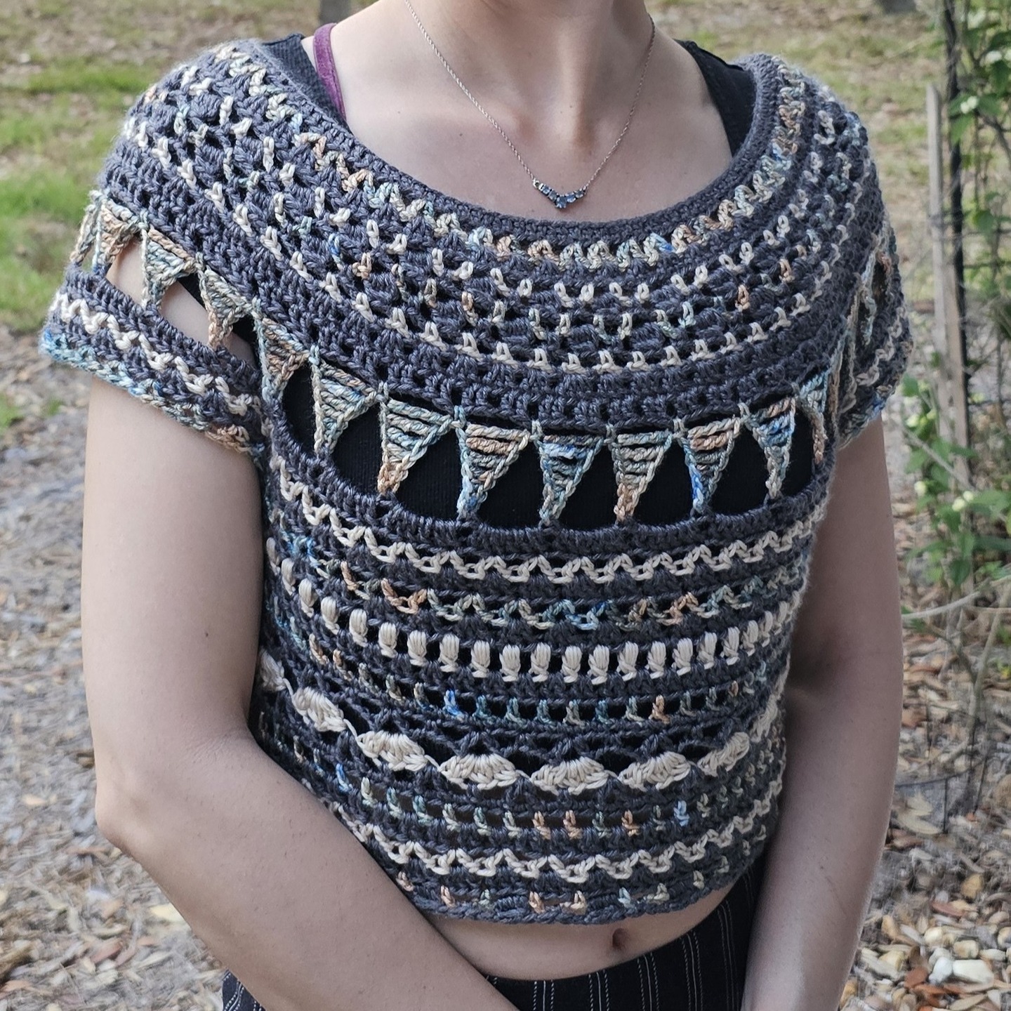 🔥Pattern dropping soon!! 🔥
This is the Tribal Princess Crop Top by @katecrochetcouture!!
I have adored all of Kate's designs and I am so happy to have helped her test this pattern! Stay tuned for a release date!!
Yarn used:
Bamboo DK in Palm Chill by @tropicalyarnie
Yarn Bee Yarntopia in Anchor and Ivory
#crochet
#crocheter
#wearableart
#diy
#makeyourownclothes
#crochetpattern