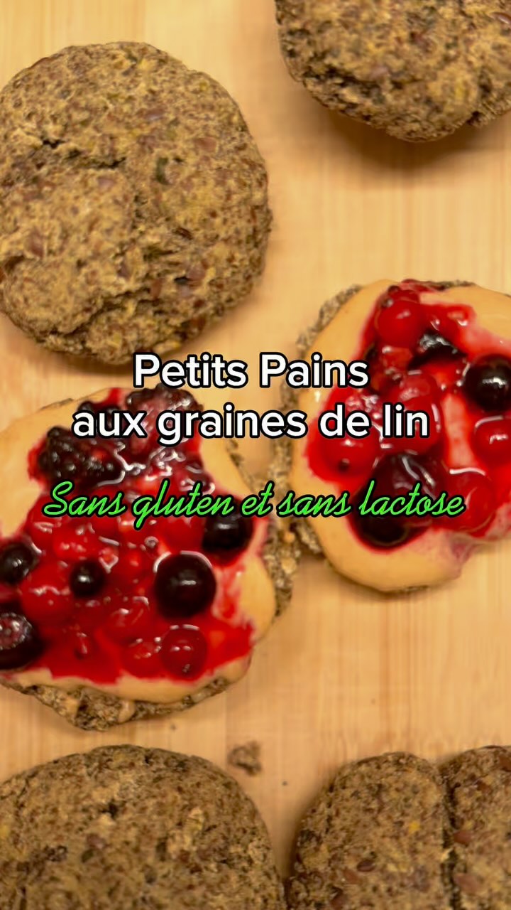✨RECETTE✨⬇️
Petits pains aux graines de lin sans gluten et sans lactose 😋
Une recette simple et gourmande pour des petits pains moelleux, parfaits pour accompagner ton café, tes tartinades ou tes repas ! 🌱
💡Les graines de lin sont riches en fibres, elles aident à améliorer la digestion, soutiennent la santé intestinale et sont même recommandées en cas de syndrome de l’intestin irritable.
Mais ce n’est pas tout : elles regorgent d’oméga-3 pour protéger ton cœur, aident à réguler le cholestérol, la glycémie et procurent une sensation de satiété durable. Bref, un super-aliment facile à intégrer dans ton quotidien grâce à cette recette.
Ingrédients :
• 115 g de graines de lin brun ou doré
• 170 à 220 ml d’eau chaude
• 215 g de farine sans gluten (je fais un mélange farine amande 70% / et farine riz 30%)
• 10 g de poudre à lever (ma vie sans gluten)
• Sel, selon ton goût
• 1 c. à café de bicarbonate de soude
Préparation :
1️⃣ Préchauffe ton four à 180°C.
2️⃣ Mixe les graines de lin jusqu’à obtenir une poudre fine.
3️⃣ Transfère dans un bol, ajoute l’eau chaude et laisse reposer 10 minutes.
4️⃣ Incorpore la farine, la poudre à lever, le bicarbonate et le sel. Pétris bien et ajoute de l’eau chaude progressivement, jusqu’à obtenir une pâte collante. (Pas de panique, c’est normal – fais confiance au process !)
5️⃣ Forme des petites boules ou mets la pâte dans un moule à pain.
6️⃣ Enfourne pour 15-20 minutes (selon ton four et la taille des pains).
Déguste-les comme tu préfères : nature, en version sucrée ou salée. ✨
💬 Qui va tester cette recette cette semaine ? Laisse-moi un commentaire si tu l’essaies et tague-moi pour que je puisse voir tes créations !
.
.
.
#recette #sansgluten #coach #nutrition #coachennutrition #alimentationsaine #alimentationequilibree #healthyfood #foodinspiration #ibsfriendly #ibs #ibsdiet
#explore #reels #mangermieux #whatieatinaday
#repashealthy #dysbiose #recettesaine #foodie #fitgirl #painsansgluten #recettefacile #veganrecipes #mangermieux #sansglutensanslactose #sanslactose #santédigestive