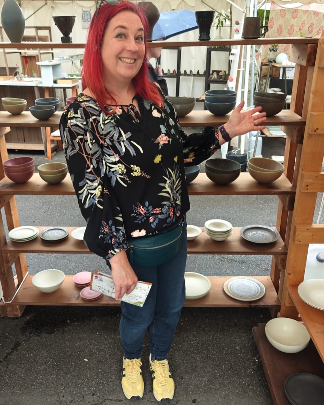Me pulling a stupid face as usual! and it’s difficult to see how wonderful these bowls were. But, of all the pots I saw at the #mashikopotteryfair and there were a lot! these were by far the most beautiful - made by @uchida_yuta_ and I can’t wait to give some as gifts and the others I’ll be using everyday. I’m a sucker for a satin glaze, you can’t help but touch them, the internal curve of the bowls are a delight and the outer follows with a hidden foot. I love buying pots to admire and aspire to. Everyday’s a school day striving to improve my technique. Looking forward to getting back in the studio and maybe get the porcelain out.
#potterylover #neverstoplearningyourcraft