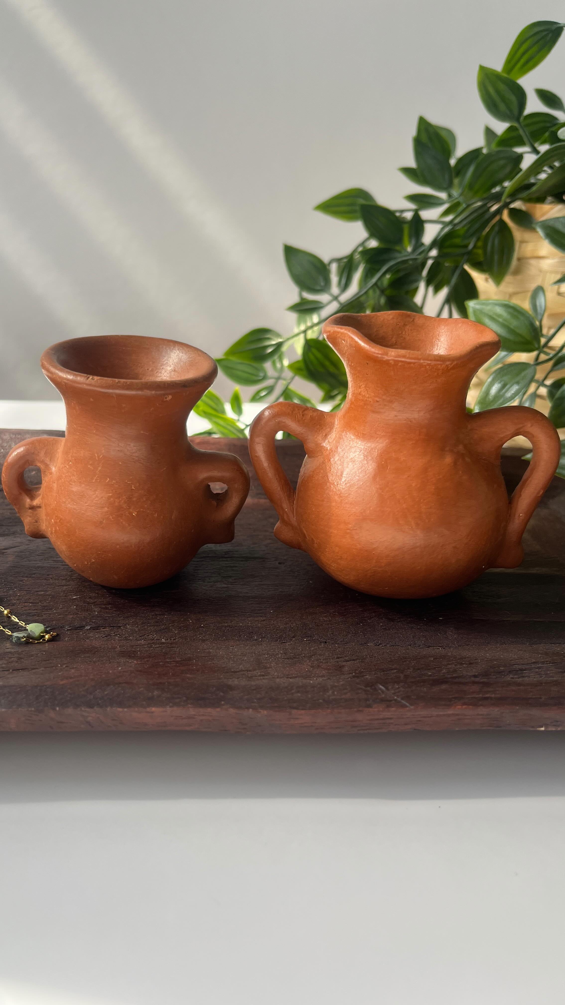 Our Floreritos Collection are handmade with natural red clay, no dyes, no chemicals, just pure craftsmanship.🌿Each one is a unique and full of charm. ✨
Bring authenticity and warmth to any space.
Limited quantities available.🚨
Discover the full collection: www.senderodecor.com
Link in bio 🔗
.
.
.
Nuestra colección de Floreritos está hecha a mano con barro rojo natural, sin tintes, sin químicos, solo pura artesanía.🌿
Cada pieza es única y está llena de encanto.✨
Unidades limitadas.🚨
Descubre la colección completa: www.senderodecor.com
Enlace en la bio 🔗
.
.
.
#HandmadeWithLove
#ArtisanMade
#Organic #Decor #NeutralAesthetic
#SlowMade #UniqueHomeDecor
#Handcrafted #earthyaesthetic
#OrganicModern #SlowLiving
#PotteryLove #hechoamano #fyp #parati
