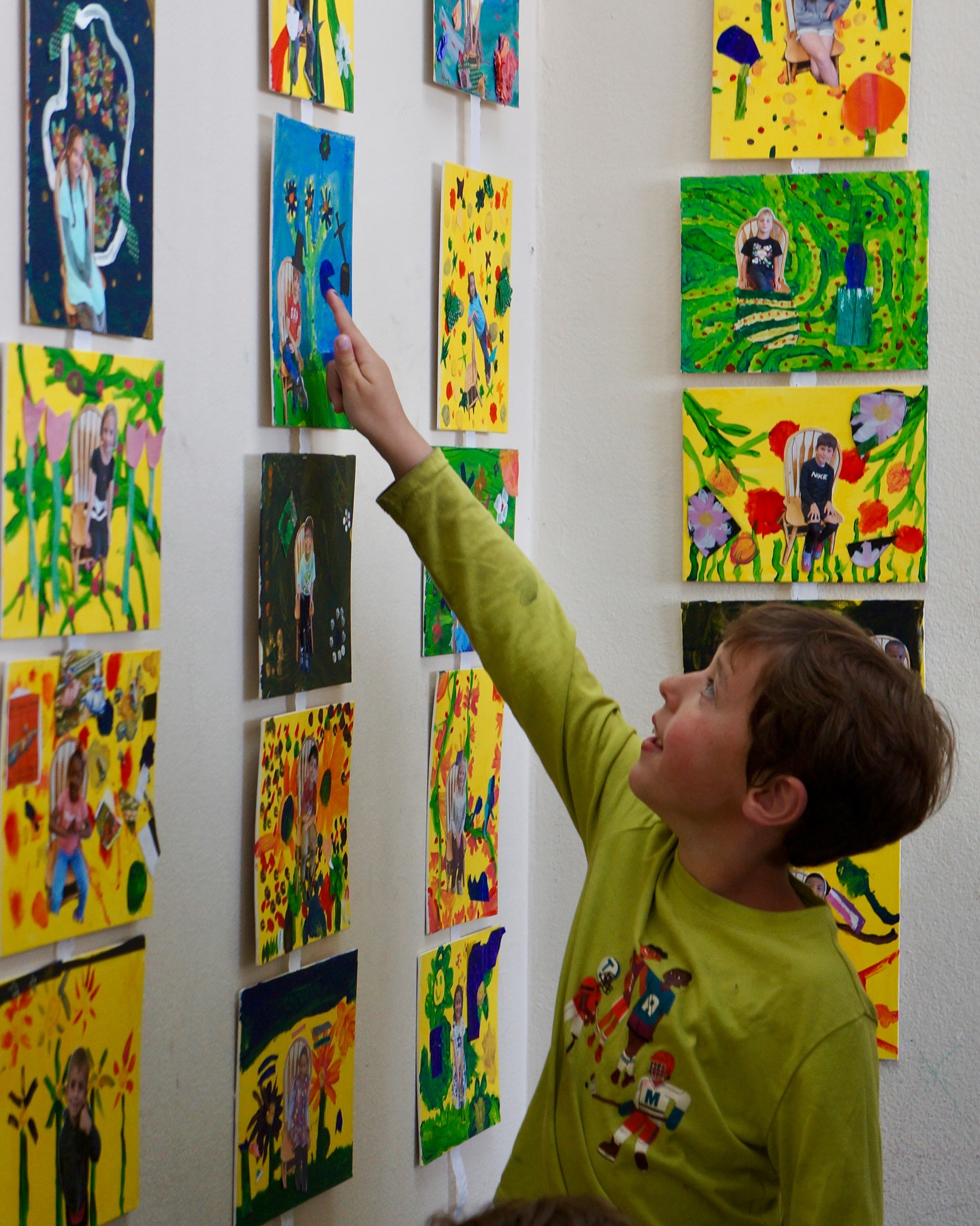 Grateful for all who were able to join us at “It’s a Wiley, Wileyish World” 🎨🫶
We had a great time seeing our famous artists show their grownups, siblings, and friends their masterpieces inspired by @kehindewiley (go check out his art on his profile if you haven’t already!) 🧑🎨👩🎨
——
📸 @kiele_h
#alamedaarts #alamedacalifornia #alamedaartsfun #afterschoolprograms #summercamp #vangogh #kidsart #artshow #creativity #kehindewiley #community #artcommunity #kidsart #inspiredby