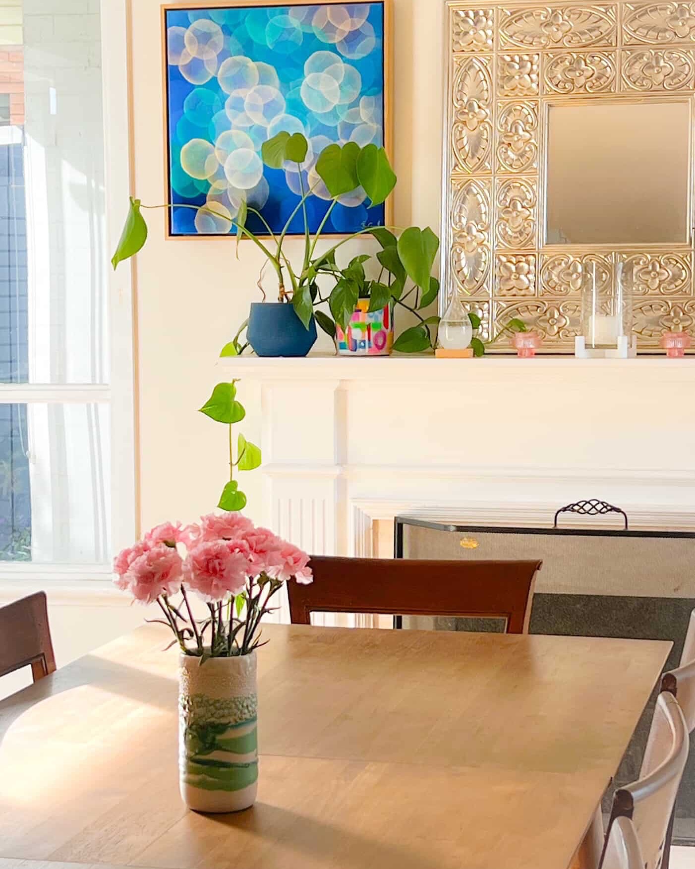 Thrilled to see one of my pieces in its beautiful new home. This vase (one of my favourites) sold at the Oceans Interrupted Art Exhibition @the_window_bayside on Saturday. The Exhibition runs until 30th May. If you want to come along when it is open to look at my work as well as the paintings by @jwtjessicawatsonthorp and @endeavor_earth_designs up close, the Exhibition will be open to the public next Thursday 8th May at 6 to 7 pm in Sandringham. The Window Art Hours will be announced by The Window. The link to the gallery catalogue is in my bio.