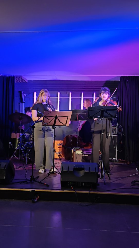 Kleiner Ausschnitt meiner Komposition "Klänge der Ferne" gespielt beim Soundcheck für den Session Opener in der @kellerperle für den @jazzjamwuerzburg am 15.04. mit meinem Quintett.
@_lena.exe_ - Geige
@magdalena.busler - Klarinette
@einfach.vroni - Bass
@s18un - Drums
#composition #geige #klarinette #violin #rolandpiano #jazz #jazzquintett #newmusic #ownmusic