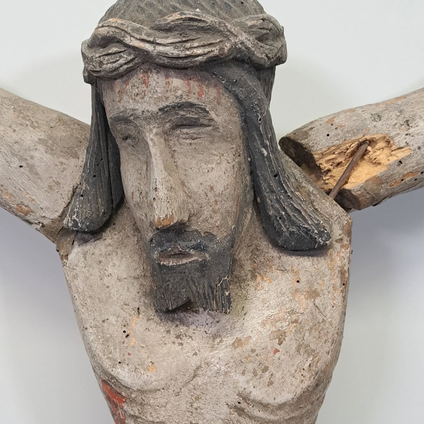 Een Corpus Christi vóór en na de restauratie – zorgvuldig geconserveerd, met aandacht voor houtstabilisatie en het behoud van de verflaag.
#HoutenBeelden #Beeldenrestauratie #christelijkekunst