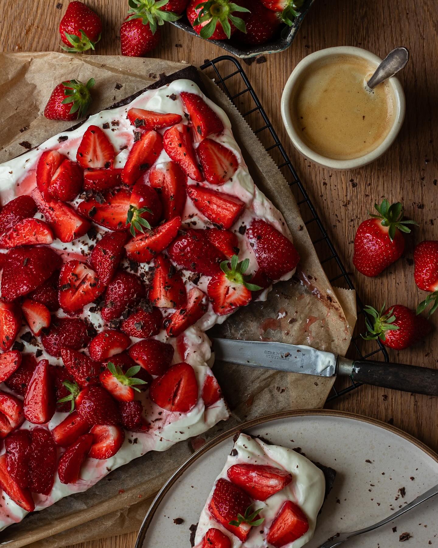 Oh es ist Erdbeerzeit 🍓und passend zum Muttertag habe ich diesen wundervollen Erdbeer- Schokokuchen nach dem Rezept von @dasknusperstuebchen und mit den frischen Erdbeeren von @weingartenhofdenzer gebacken. Vielleicht ist so ein Stück Erdbeerkuchen ja auch ein schönes Dankeschön ❤️ für all die Mamas da draußen, die uns jeden Tag ihre Liebe, Geduld und Fürsorge schenken. Wir wünschen von Herzen allen Mamas, mit Kindern an der Hand, denen die sie im Herzen tragen und denen, die sich sehnlichst eines wünschen alles alles Liebe. Lasst euch feiern. Schön, dass es euch gibt. #muttertag #erdbeeren #erdbeerzeit #danke #dankeschön #mama #mutti #erdbeerkuchen #backen #erdbeerliebe #schokolade #hofladenlang #wochenmarkt #wochenmarktlörrach #saison #erdbeersaison #wintersweiler #kandern #karsau #schwörstadt #lörrach #basel #rheinfelden #weilamrhein #efringenkirchen #schöndassesdichgibt #liebe #geduld #fürsorge