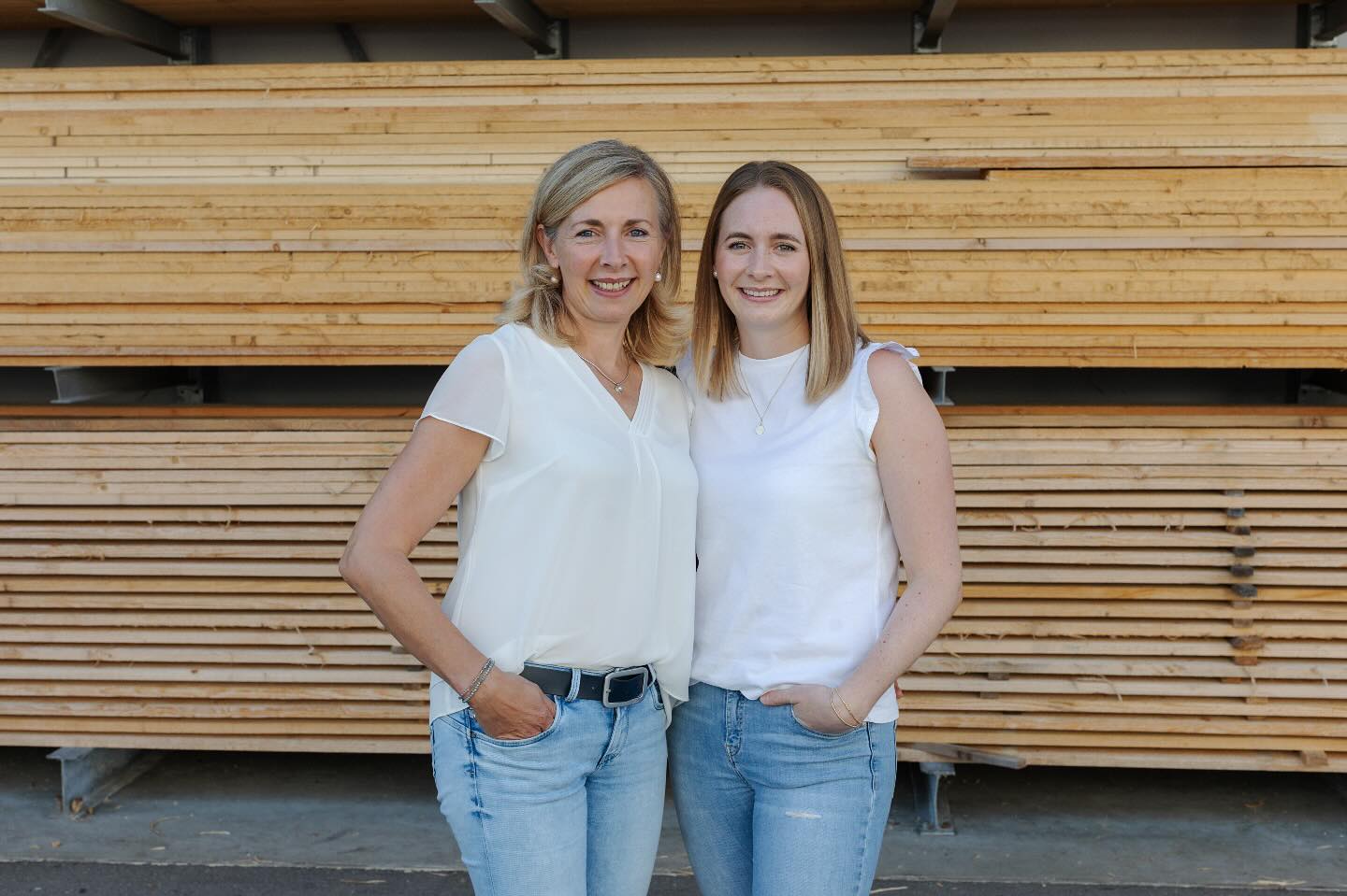 Man sieht uns vielleicht nicht auf dem Dach, aber ohne uns läuft dort oben auch nichts. Während draußen gesägt, geschraubt und gebaut wird, sorgen wir im Hintergrund dafür, dass alles rundläuft.✍🏼📞💌
Wir sind das Bindeglied zwischen Baustelle, Mitarbeiter und Kunden - mit einem offenen Ohr, klaren Strukturen und viel Herzblut. Denn wir wissen: Gutes Handwerk braucht nicht nur starke Hände, sondern auch einen starken Rücken - Tag für Tag.🤗🙌🏽
Eure Mädls der Zimmerei Niederthanner
Maria & Christine
@unikat.fotografie
#büroalltag #office #frauenpower #handwerk #holzbau #inntal #rosenheim #nussdorfaminn #flintsbach #brannenburg #büroorganisation #zimmereiniederthanner