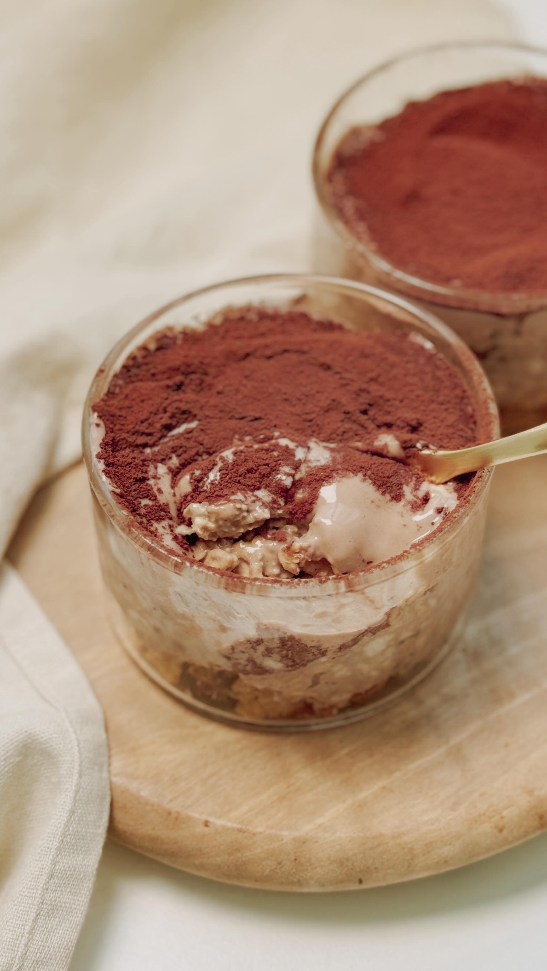 🥣✨ NOUVELLE RECETTE HEALTHY
Porridge Moka Latte x Granola sans gluten 🖤🤍
Envie d’un petit-déjeuner complet, énergisant et 100 % gourmand ? On a ce qu’il vous faut !
Notre nouveau porridge moka latte combine :
☕ du café & du cacao pour l’énergie
🌾 des flocons d’avoine, graines de chia & lin pour les fibres et oméga-3
💪 du yaourt grec pour les protéines
🍫 le tout sublimé par notre granola croustillant sans gluten !
📌 À préparer la veille pour un réveil doux, rapide et ultra sain.
Ingrédients :
90 g de flocons d’avoine
1 c. à café de graines de chia
1 c. à café de graines de lin
1 c. à café de café instantané
1 c. à soupe de cacao en poudre
1 c. à soupe de yaourt grec ou végétal
250 ml de lait
80 g de yaourt + 1 c. à soupe de cacao pour le topping
✨ Notre granola sans gluten pour le croustillant final
Préparation :
Mélangez tous les ingrédients (sauf le yaourt de topping) et laissez reposer au frais toute la nuit.
Le matin, ajoutez le yaourt au cacao.
Servez avec une belle couche de notre granola croustillant et un voile de cacao.
🥄 À déguster frais pour un maximum de saveur et de bienfaits !
#lesgranolasdejenny #granola #glutenfree #oatspiration #ᴏvernightoats #oatsforbreakfast #swissmade #healthybreakfastideas #healthyeating