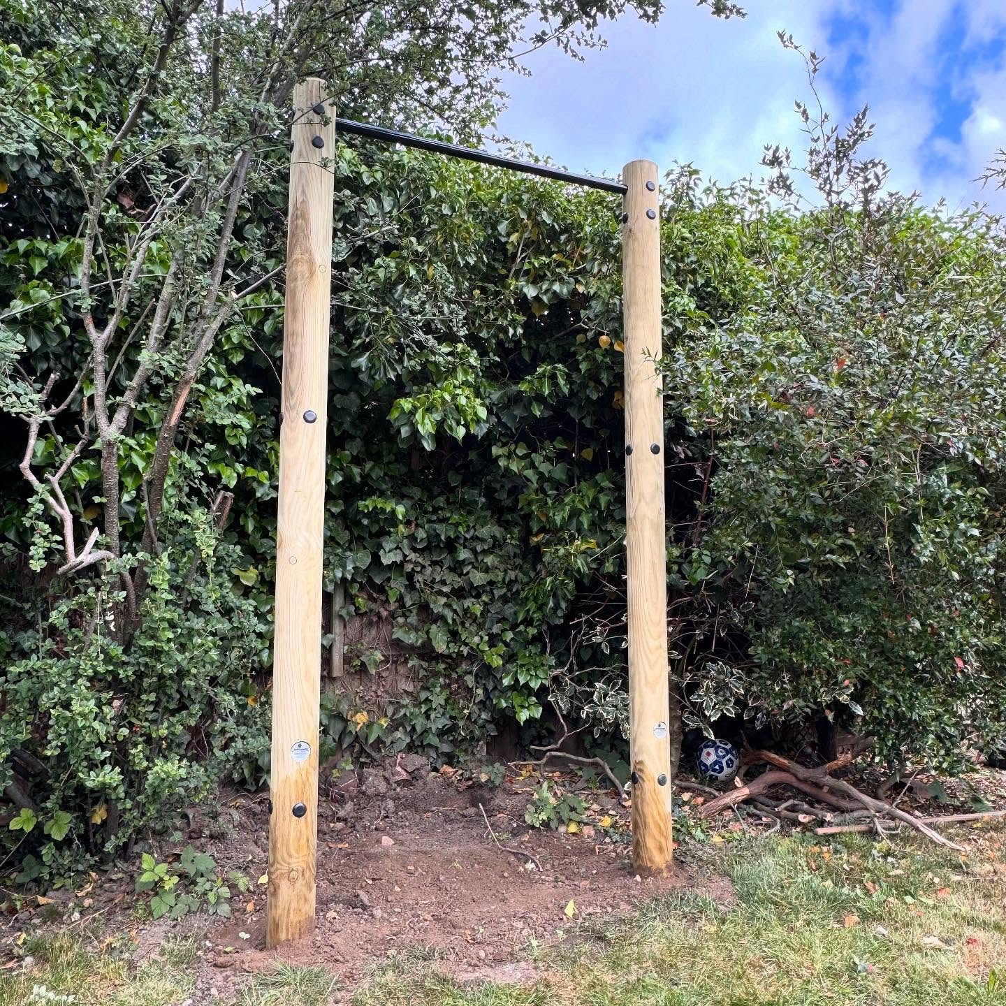 Another pull up bar installed in SW18. Nicely tucked into the trees to blend into the garden.