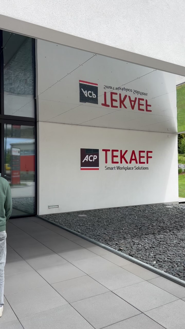 Heute durften wir unsere Partnerschule, die TEKAF GmbH, besuchen – und wurden herzlich empfangen!
Nach einer Präsentation über die Firma und das Wachstum in den letzten Jahren, ging es in zwei Gruppen zur Rundschau durch das Unternehmen. Wir bekamen spannende Einblicke – angefangen im Lager, über die neuen Büroräume bis hin zur gemeinsamen Jause.
Es war ein rundum gelungener Tag mit vielen tollen Eindrücken und viel Spaß!
Ein großes Dankeschön an die TEKAF GmbH für die Einladung und Gastfreundschaft!