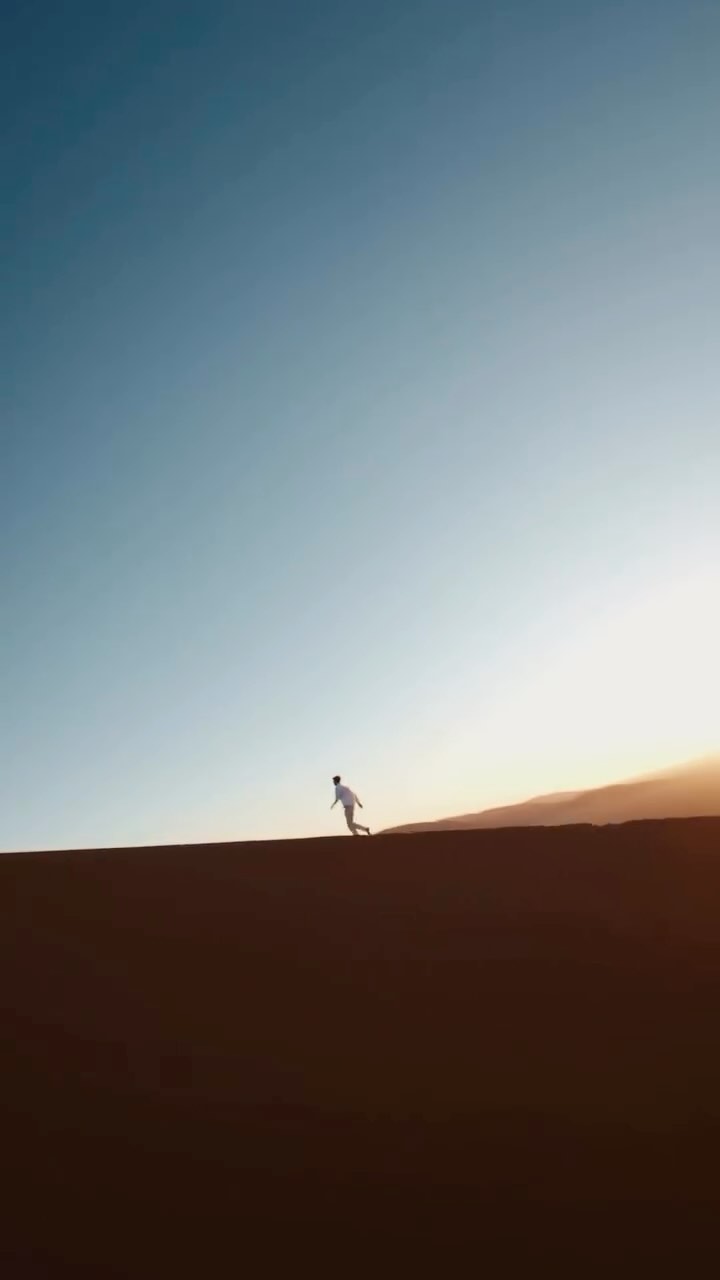 Dunes from a whole different perspective, very skilfully captured by @ellisvanjason 🤲
.
.
.
#namibia #dunes #fpv #drones #sunset