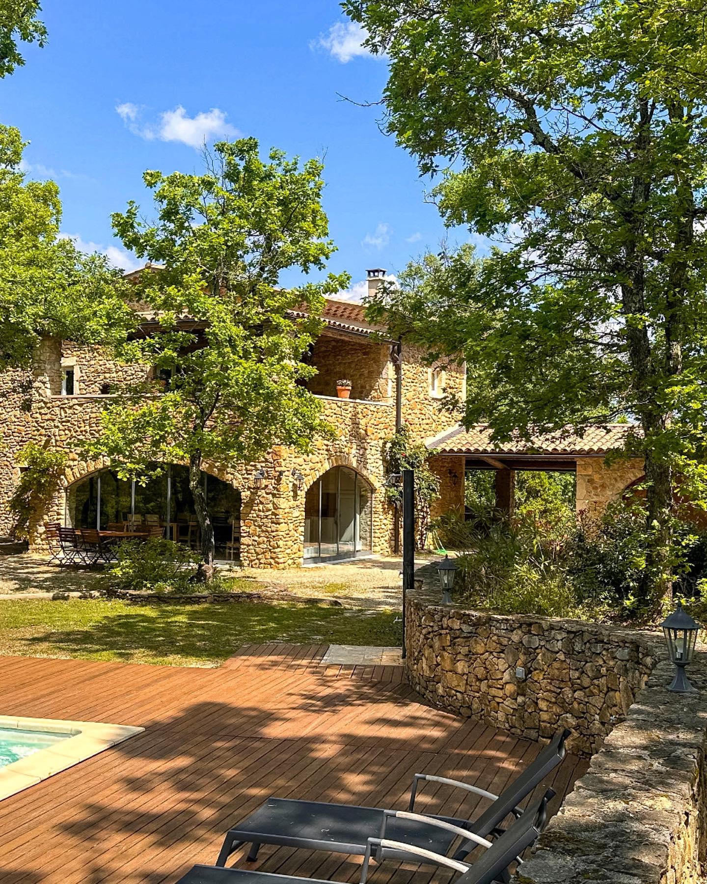 Wer hier wohnt, spürt sofort: Die Natur ist der wahre Luxus.
Ob beim Lesen im Schatten alter Bäume, bei einem Glas Wein auf der Terrasse oder beim Barfusslaufen durchs warme Gras – Malpuech macht etwas mit einem. 🌿
Es ist diese besondere Stille, die einem sofort auffällt. Kein Lärm, kein Muss, kein Tempo. Nur das Flirren der Sonne auf den Steinen, das Zirpen der Grillen, das sanfte Licht, das durch die Fenster fällt.
Malpuech ist nicht spektakulär – und gerade deshalb unvergesslich.
Ein Ort, an dem man nicht unterhalten wird, sondern einfach sein darf.
Besonders schön: Das Haus eignet sich perfekt für Ferien mit der ganzen Familie – auch wenn drei Generationen zusammen reisen. Dank zwei separaten Etagen hat jeder seinen Rückzugsort, und trotzdem treffen sich abends alle auf der Terrasse wieder – zum gemeinsamen Essen, Lachen, Erzählen.
✨ Freiheit für jeden. Und doch ein Miteinander. Genau das macht Malpuech so besonders.