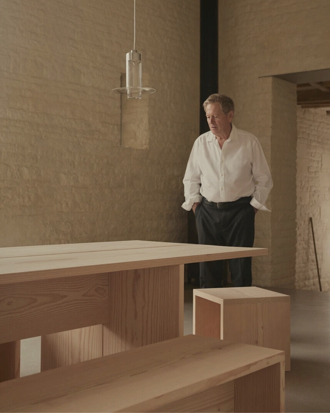 La philosophie de la simplicité. La profondeur du bois.
John Pawson, architecte britannique reconnu pour son minimalisme radical, trouve en Dinesen — atelier danois de bois d’exception, où chaque planche raconte une histoire — un allié naturel.
Dès 1994, Pawson transforme sa propre maison en manifeste du matériau — le Douglas de Dinesen. Des lames de 45 cm de large et jusqu’à 15 m de long deviennent non seulement le sol, mais aussi la matière première de trois pièces de mobilier : une table, un banc, un tabouret — monolithiques, mais ouverts à l’interprétation.
La collection 2024 revisite cette expérience fondatrice. Une simplicité trompeuse : derrière la forme épurée, un savoir-faire remarquable et un dialogue entre designer, matériau et artisan.
Ce ne sont pas de simples objets, mais des volumes, de l’intimité, du temps incarné dans le bois.
« Tout ne peut pas être courbé. Il faut écouter le matériau », dit Pawson. Et il écoute. Et nous — nous regardons, touchons, vivons à côté.
📷 Images : dinesen.com
#GaronSelects #JohnPawson #Dinesen #DesignArchitectural #Minimalisme #PhilosophieDuDesign #BoisVivant #MatériauEssentiel