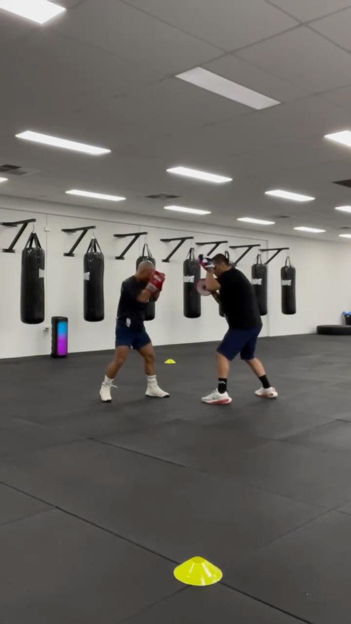 Putting in work this Sunday with @moodoh96 a true professional in his approach to training. He shows up ready to learn, knowing that boxing is a whole different game from what he’s used to. Big year ahead for him, and I’m pumped to see what unfolds.
#BoxingLife #combatsports #boxinggym #boxing #BoxingJourney #BoxingSkills #💪 #BoxingGrind #BoxingLifestyle #BoxingDiscipline