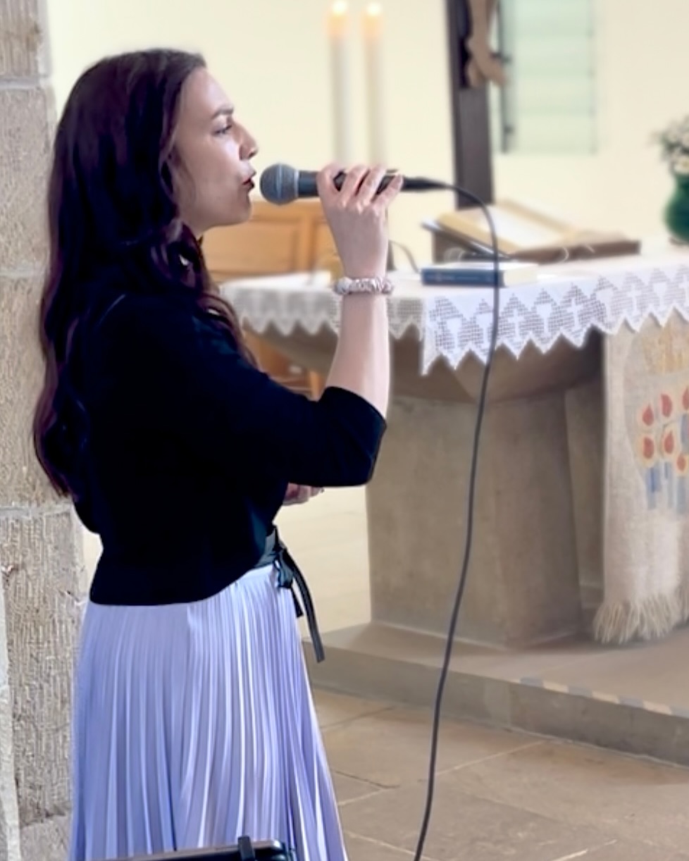 Am 01. Mai durfte ich bei einer besonderen Hochzeit singen. Da meine liebe Cousine Laura & ihr Mann Paolo sich das Ja-Wort gaben, war es Daniel und mir natürlich eine Freude ihnen Musik zur Trauung zu schenken ❤️. Mit dabei war selbstverständlich auch ihre zuckersüße Tochter Isabella. Bei sommerlichen Temperaturen lag viel Liebe in der Luft, so dass wir mit dem Brautpaar bis in die Nacht  gefeiert haben! Was für ein schöner Saisonauftakt für uns! Zum ersten Einsatz kam dabei auch unsere neue Pianoabdeckung, die unschöne Kabel versteckt und so den Eindruck noch edler macht. Was haltet ihr davon?
#hochzeitssängerin #familie #musikzurtrauung #sängerin #hochzeitsmusiker #hochzeitludwigsburg #hochzeitssängerinstuttgart #kirchlichetrauung #emotional #love