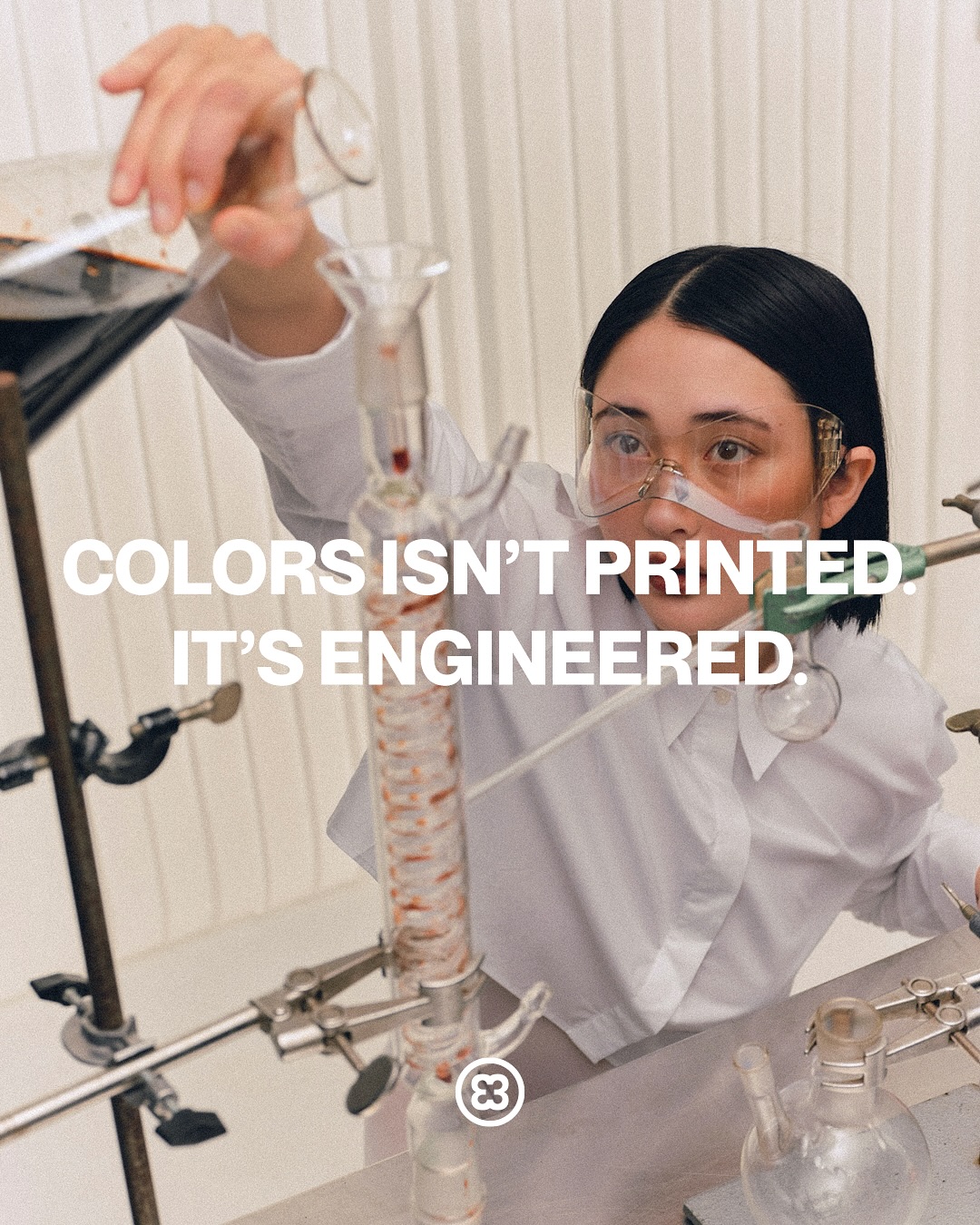 Chez Vinylacy, la couleur ne s’imprime pas. Elle se formule.
Chaque vinyle est le fruit d’un travail minutieux de colorimétrie, mené par des chromaticiens — des artisans de la teinte.
Des heures de tests, de nuances, de combinaisons, jusqu’à atteindre l’accord parfait.
Ici, on ne bricole pas la couleur. On la compose. #PressedByVinylacy