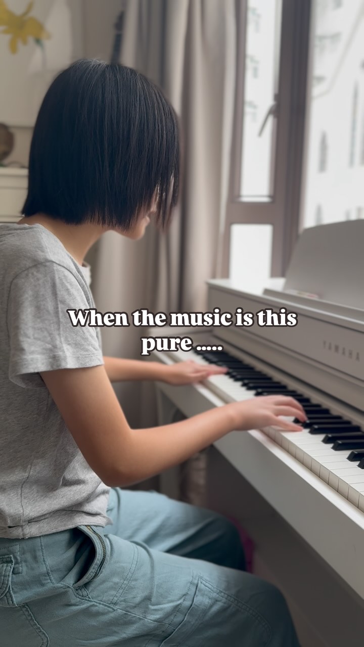 When the music is this pure… it reminds you why you began.
“Your morning eyes, I could stare like watching stars…”
— Lyrics by Yung Kai
She sang this with such innocence and honesty.
No performance. No pretending. Just heart.
As teachers, we give and give — but then, a moment like this… and suddenly, we’re filled again.
#pianoteacherlife #piano #pianocover #pianoteachersingapore #pianoteacher #yungkai #yungkaicover