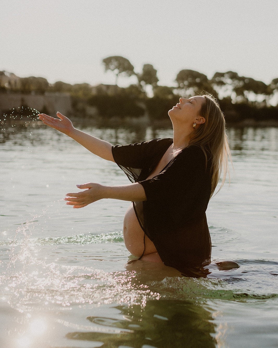 Waiting for him.
Nine months of growing you, watching my body expand into mother, where everyday I was pleasantly reminded that I was not alone, your tiny little feet pushing and kicking that no one could see but only I could feel.
Soon we won’t be one, our heartbeats won’t drum together from within.
I can’t wait to meet you my baby love ♥️
A huge thanks to the so talented @juli_etta._ for capturing those eternal memories!!
#mumtobe