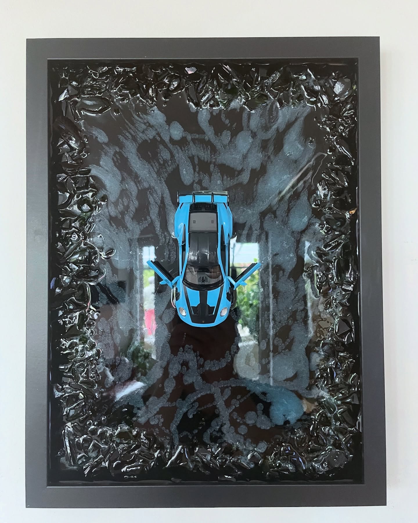 Wir rahmen euch alles ein! Mit einem gewissen Flair von Broken Harmony entstehen Kunstwerke. 🚙 Porsche GTR 3 RS im 40x30cm Rahmen mit blauen Farbelementen