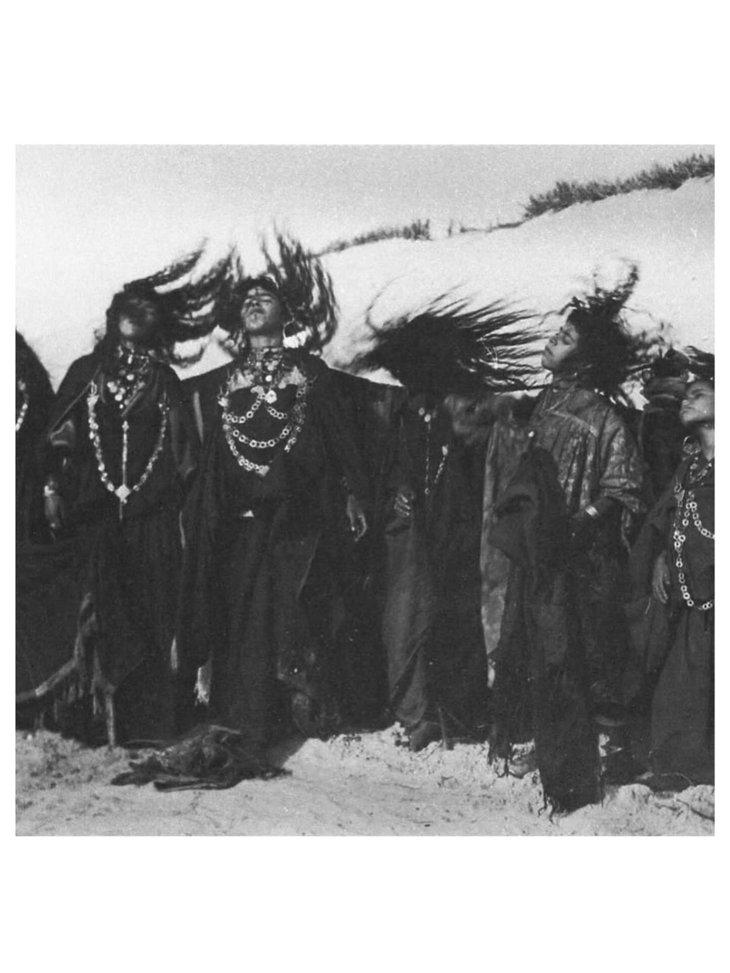 Om at samarbejde med sjælsvenner og allierede…
Helt grundlæggende set, er vi ikke designet til at være øer. Det er karmisk bestemt, at vi hver især er vibrerende singleorganismer, der skal finde sammen for at fuldføre et højere formål.
Derfor er det ret så vigtigt, at når du skal udleve dit kald i livet, at du finder sammen med allierede - altså sjælevenner (samme fraktallinje), der kan støtte dig i at udfolde det, som du nu skal.
Når du responderer og handler på at udleve dit kald, sender du en besked ud til kosmos om at du er klar til aktion og i det øjeblik, du tager skridtet, vil andre i samme fraktale linje stemme i - så smukt og så mystisk, men sandt.
Enhver relation har en specifik kemi og det samme gælder grupper. Teksturen af den menneskelige bevidsthed kan sammenlignes med et stykke vævet stof. De mange tråde, mønstre og farver udgør på højeste niveau et synarki.
Så at tjene ens højere formål og udleve ens kald, er både en individuel vibration og en del af et kommunalt samlet felt (der skaber synarki).
Vi behøver ikke at forstå hvordan gruppebevidsthed fungerer, det er super komplekst og udenfor vores fatteevne. Vi bør i stedet fokusere på at finde det sted, hvor vi hører til og finde vores “hjem” i helheden.
Når hvert individ gør det, de elsker og det, de er designet til (hvilket er det samme), så vil resultatet være harmoni og nemhed.
Vær OBS på dit kald, hvilken rolle skal du spille?
På det indre plan handler det om, hvordan at du kan bidrage til auraen i din gruppe. Her handler det mere om essensen (energien) end ydre færdigheder.
Billede via @aportashop
______________________________________
Vil du kende til de specifikke omstændigheder omkring hvilken form for kultur, du er et match til og hvad du er kaldet til at folde ud, så kig forbi min bio ~ for links til mine ydelser 🌀💙~ ✨🪬 🪶
______________________________________
#hologenetisklæsning
#sjælslæsning
#gennøglerne
#genekeys
#Blueprint
#hologenetiskprofil
#holistisklivsstil
#selvforvaltning
#naturlovene
#personligtlederskab
#spiritualitet
#selvbevidsthed
#alignment
#frekvensarbejde
#vibration
#bevidsthedsarbejde
#selvudvikling
#kærlighed
#kenddigselv