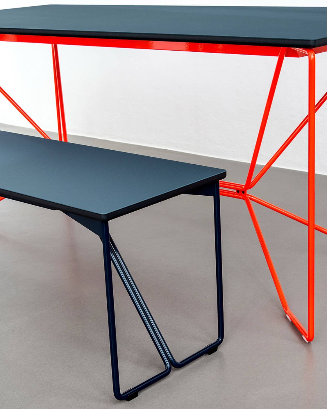 CLOSE-UP NEW SAME SAME BENCH
Same same but different. This bench is solid as a rock. The delicate-looking frame is handcrafted from round steel, bent into shape and made from two identical, mirrored parts. The steel is powder-coated for a clean, durable finish. The seat is made from linoleum mounted on 2 cm thick, through-dyed MDF with softly rounded edges. Designed and made in Germany.