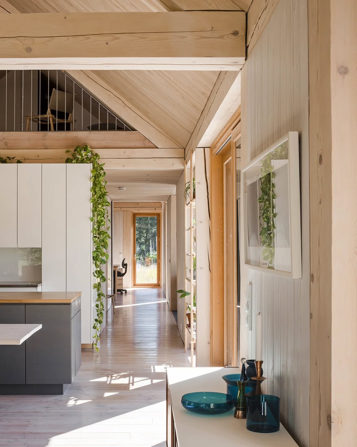 House Åkerudden, view from living room towards east gable. This is the longest sightline inside the house, reaching almost 20m.
📷 @kuviophoto 2015