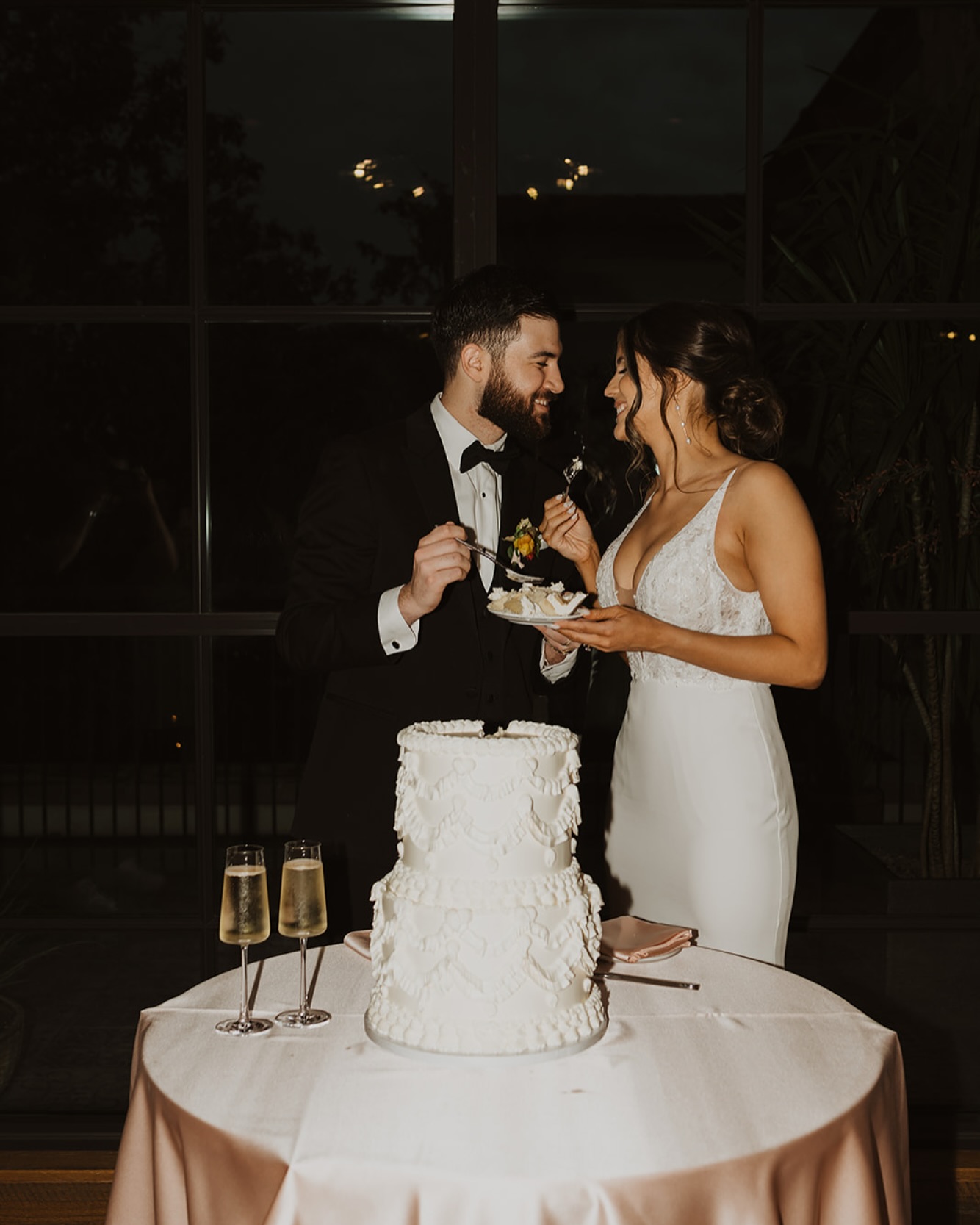 We’re in the thick of Spring wedding season and I’m so honored to take part in all the festivities!
Also beyond excited that we’re bringing back the excitement and fun around cake cutting again. 🍰
Still need your wedding cake? Let’s chat!!
•
VENDOR TEAM:
Venue: @hoteldrover
Planner: @morgantaylorevents
Photographer: @tarinweddings
Videographer: @mint_lotus_films
Beauty: @teasetopleasehairandmakeup
Dress: @aandbe_dallas
Florist: @vintageandvineflorals
Cake: @kaylibakescakes
DJ: @itsyournight
Photo Booth: @bigtimeselfies
Rentals: @grandeventstx
•
•
•
•
#cake #cakedecorating #cakedesign #cakeart #cakedecorator #cakedesigner #wedding #weddingcake #weddingcakes #dallaswedding #dfwweddings #dallasweddingcakes #dfwweddingcakes #fall #fallwedding #fallweddingcake #weddingcakeideas #weddingcakeinspiration #weddingcakeinspo #cakeslice #cakecutting