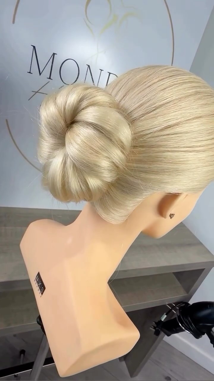 @lizz.monroes_bridal serving sleek sophistication on our Valentina Training head ๐โโ๏ธ
Shop at the link in our bio ๐