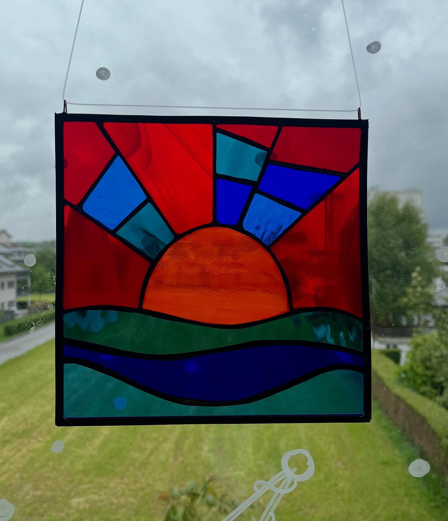 I fell in love… with glass. In January I participated on a glass fusing class… it was love at first sight. So two months later I went back to learn more… it was a stained glass class. Since then I use all my free time (which is not much) to create new designs.
This was my first attempt in stained glass. 😊