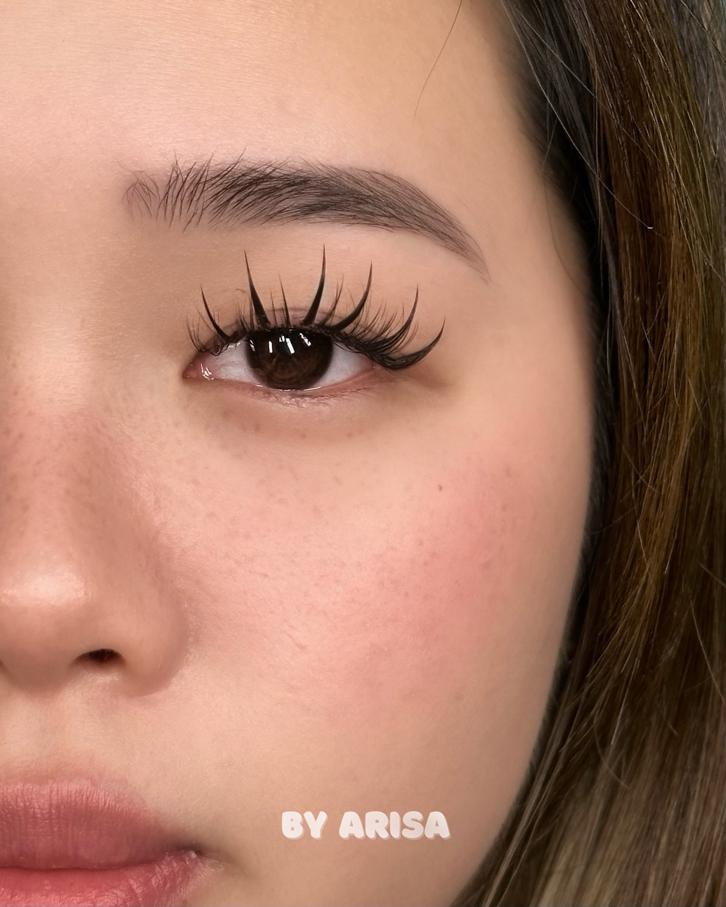 a soft manhua set for @glowstudiobyk_ ๐ฅน
obsessed with how this set came out! the spikes gave some soft drama (if thatโs even a thing?!)
Iโve learnt from doing manhua/medusa/anime lashes that placement of the spikes is essential, especially when building peaks! I still have a lot of practice to go with building bigger and better peaks for that more dramatic manhua/anime affect but these spikes done on this set are perfect for a soft finish ๐
๐ฐ๐๐ง๐ญ๐ข๐ง๐ ๐ญ๐จ ๐ฅ๐๐๐ซ๐ง ๐ญ๐ก๐ข๐ฌ ๐ฌ๐ญ๐ฒ๐ฅ๐? ๐ฒ DM to book a masterclass with me
#manhualashes #animelashes #manchesterlash #manchesterlashes #lashesmanchester #animelashesmanchester #manhualashesmanchester