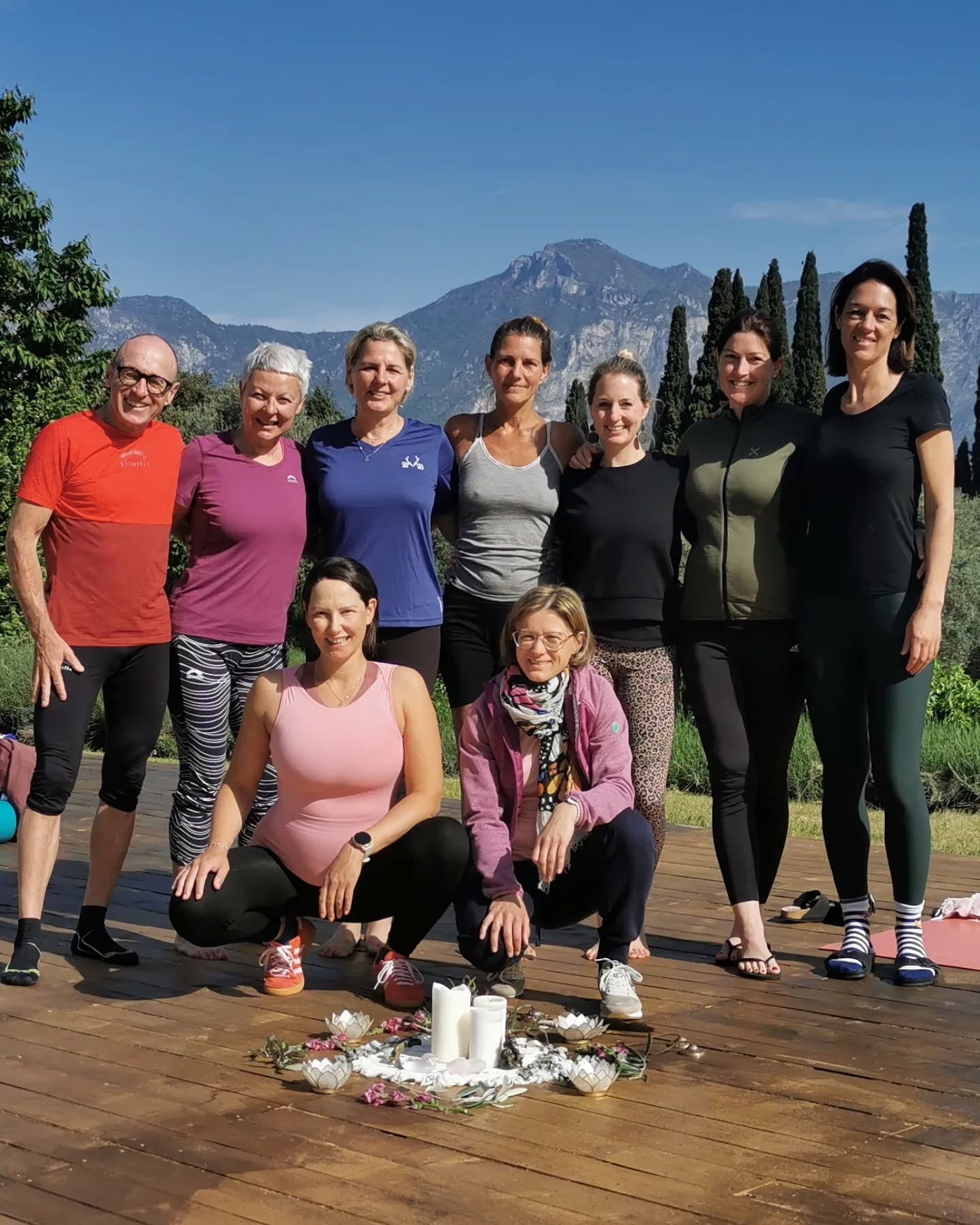 Mein erstes Yogaretreat und was soll ich sagen… ich bin erfüllt und zutiefst dankbar. 🙏
Am Wochenende durfte ich am wunderschönen Gardasee mein allererstes Retreat RELIEF.AND.FLOW abhalten, mit ganz viel Aufregung und Vorfreude im Gepäck.
Ich muss zugeben, ich war schon ziemlich nervös... viele Fragen schwirrten in meinem Kopf... Wie wird es werden? Passt die Unterkunft? Gefällt es den TeilnehmerInnen? Wie harmoniert die Gruppe?....
Und was soll ich sagen, es hat meine Erwartungen weit übertroffen: die Sonne hat uns verwöhnt, die Unterkunft war ein Traum, das Essen superlecker.🍋🍒
Und dann diese Gruppe: so bunt, so herzlich, so offen. Es wurde viel gelacht und es flossen auch Tränen, echte, heilsame.
Jeder durfte einfach sein, genau so wie er war.
In nur wenigen Tagen ist etwas ganz Besonderes entstanden: Verbindung, Vertrauen, Leichtigkeit.✨
Und ich bin so dankbar für dieses Geschenk. 🤍
#reliefandflow #relief #flow #yoga #yogareise #yogaretreat #gardasee #verbindung #achtsamkeit #dankbarkeit #retreatmagic