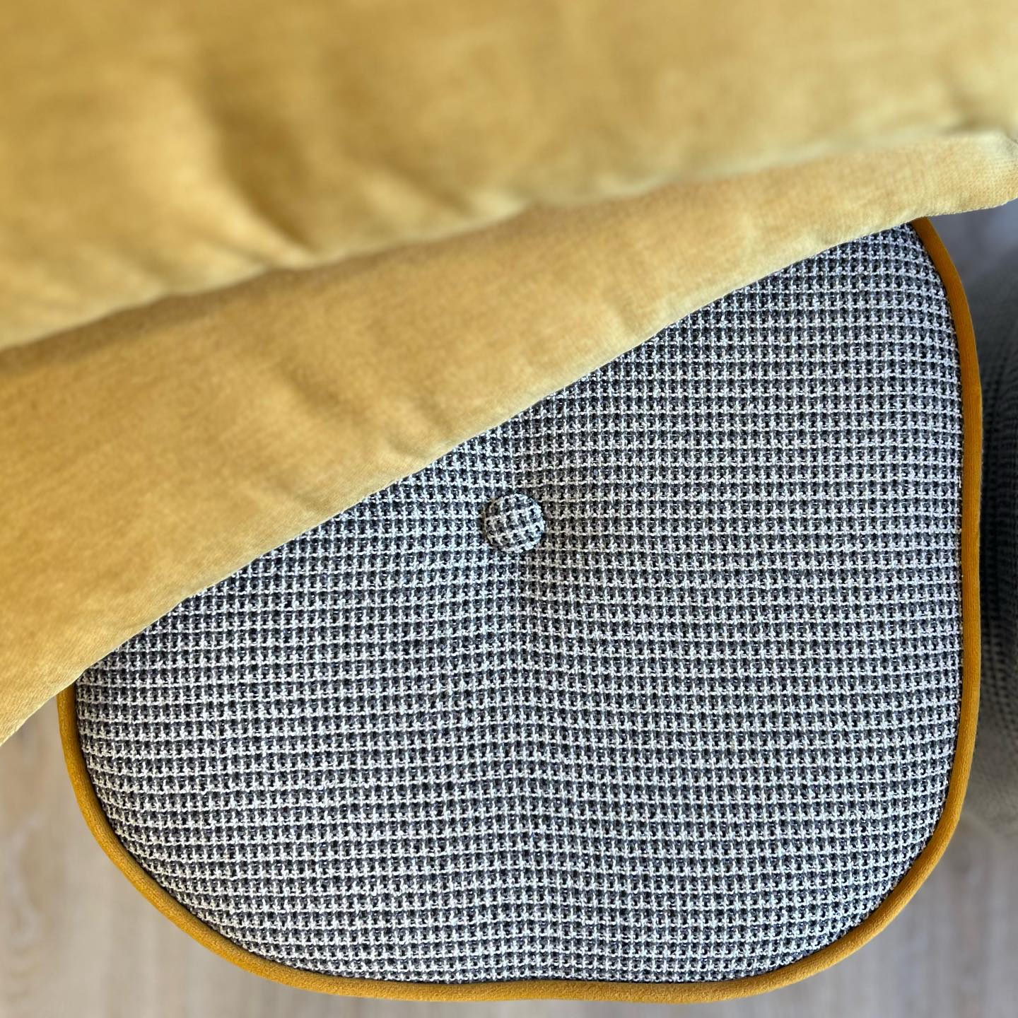 Mostazas, dorados y ocres: el toque justo de color en cualquier habitación!
Aquí, en terciopelo en el vivo de los #puf y en los #almohadones a medida.
También en las #cortinas ya confeccionadas en lino y algodón. O puedes encontrar estos tonos en #mantas para la #cama o para el #sofá y en #manteles.
Estamos en la@calle Bronce, 35, Madrid.
Estudio y tienda #livinglavidadeco en el #barriodelosmetales
#diseñodeinterioresmadrid
#decoradoresmadrid