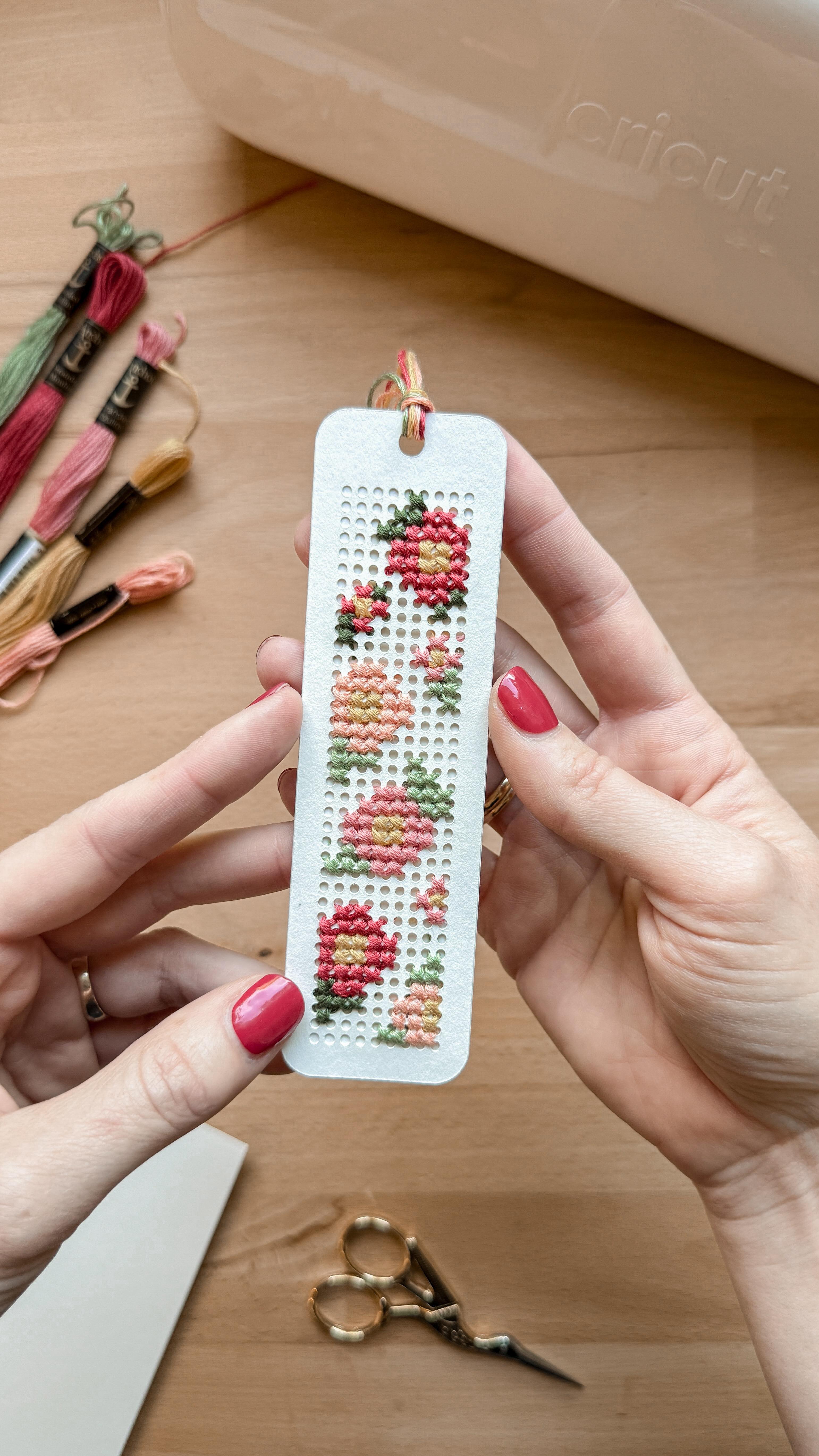 📚Lesezeichen besticken! 🌸 🪡 𝚆𝚎𝚛𝚋𝚞𝚗𝚐
Verwendest du etwa auch noch solche langweiligen Zettel als Lesezeichen? Hier kommt eine viel bessere Idee, für die ihr nur ein bisschen Fotokarton und den Cricut Joy Xtra benötigt. Aus dem Karton lasst ihr einfach meine Vorlage für das bestickbare Lesezeichen ausschneiden, das ihr ganz wunderbar mit dem Kreuzstich besticken könnt. Ich finde das ist auch eine ganz hervorragende Geschenkidee für Alle, die noch ein Muttertagsgeschenk basteln wollen.
Wenn es dir auch gefällt, folge mir gerne für mehr kreative Ideen rund um das Thema! 💕
Das Projekt für das Lesezeichen findet ihr in meinem Design Space Profil. Das ist die benutzerfreundliche App von Cricut mit tausenden von Vorlagen, Motiven und Schriften.
Wie ihr wisst, liebe ich Cricut und meine beiden intelligenten Schneidemaschinen – den Maker 3 und den Cricut Joy Xtra – und setze damit regelmäßig Projekte um.
Material / Geräte:
Cricut Joy Xtra
Fotokarton
Stickgarn
#DIY #Cricut #lesezeichen #cricutyouridea #imadeitfor #muttertagsgeschenk #stickenistmeinyoga #stickenlernen #stickenmachtglücklich #stickenmachtsuüchtig #sticken #hanbestickt #stickliebe #stickschule #stickenistliebe #stickenisttoll