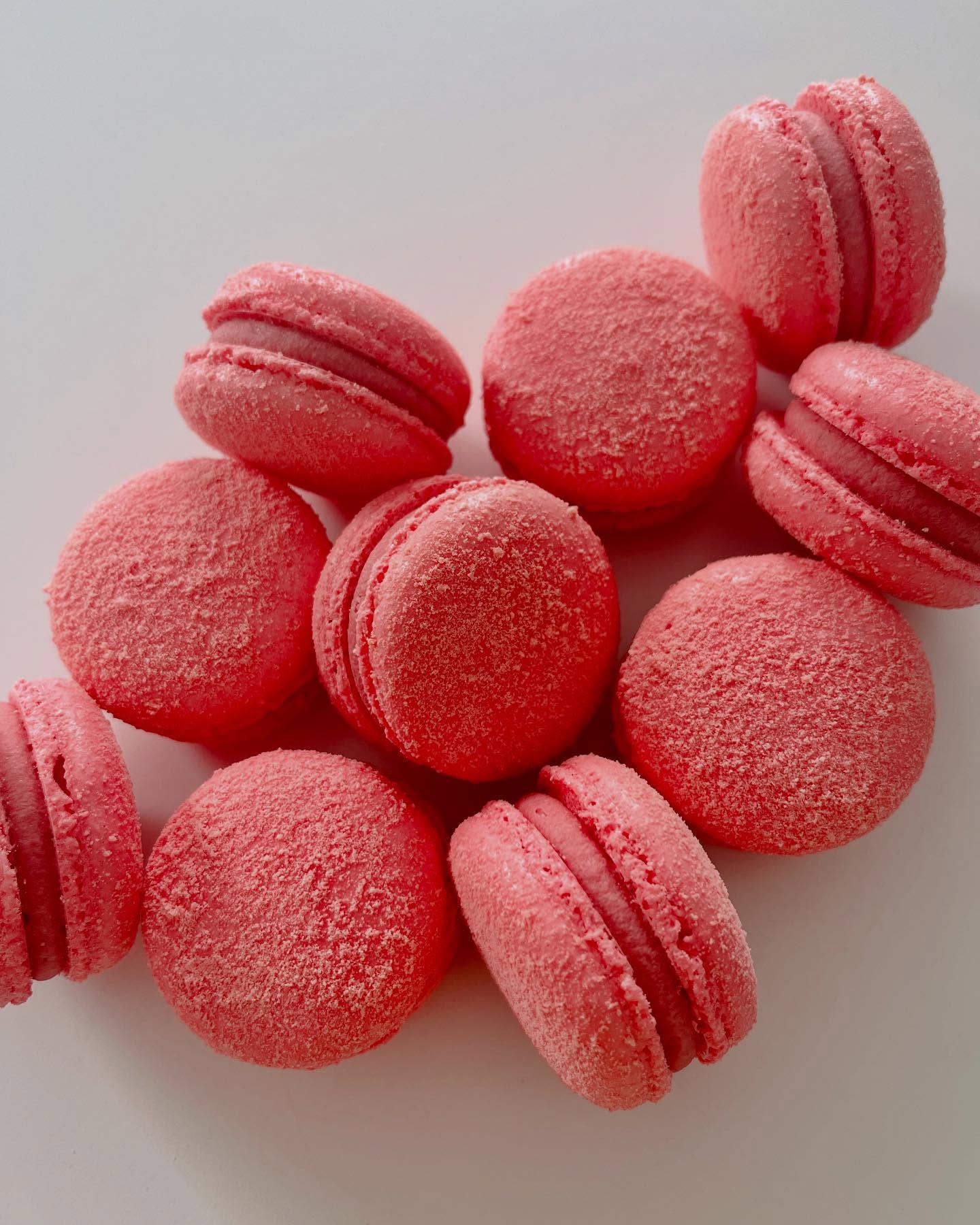 🩷 Velvet macarons 🩷
Deze velvet macarons met framboos zullen ook in de moederdag boxen zitten 😋
Heb je nog niet besteld? Wacht dan niet te lang meer!
🩷 macaronbox met 12 macarons - 25 euro
🩷 macarontaartje met framboos en witte chocolade voor 6 à 8 personen - 30 euro
Bestellen kan door me een berichtje te sturen!