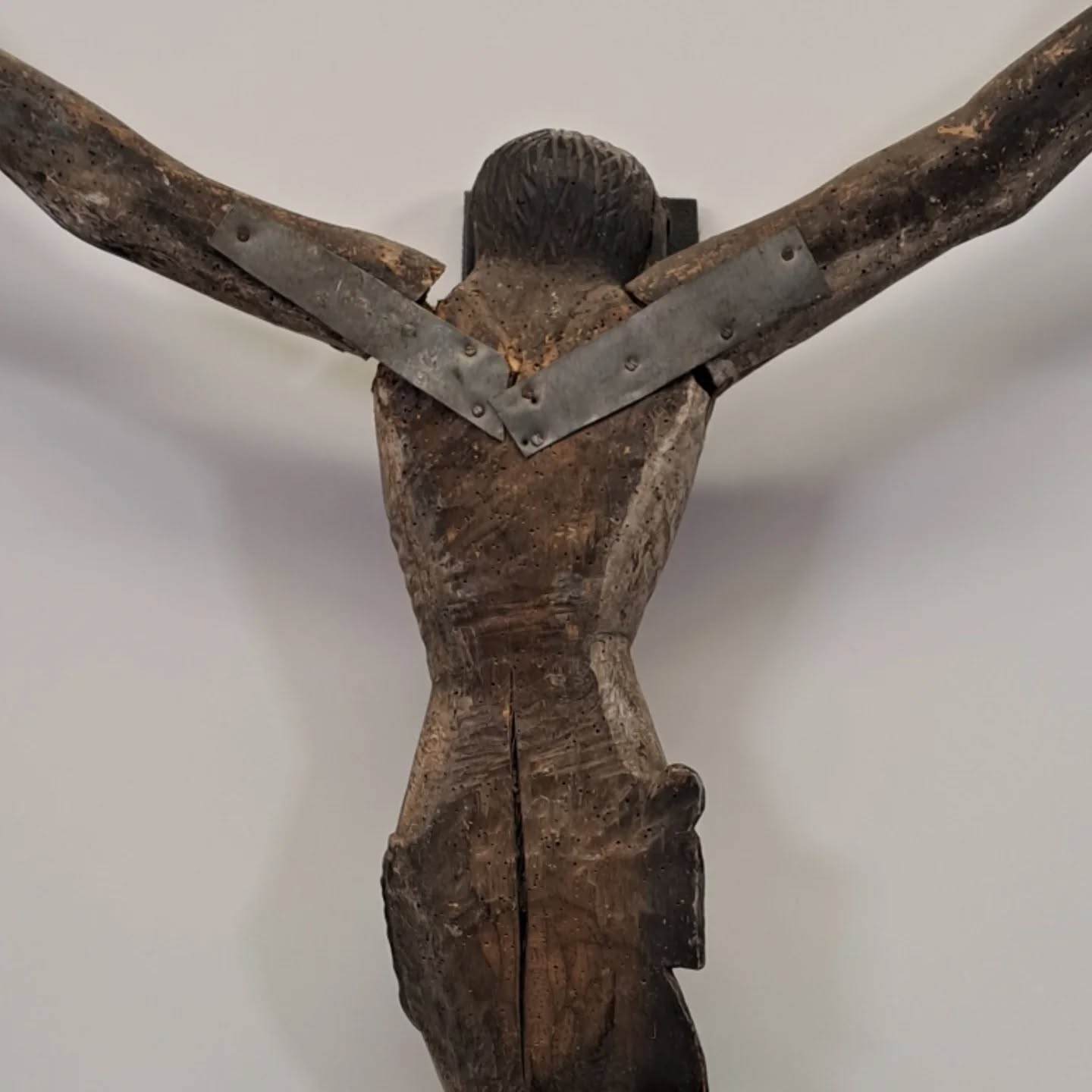 Een Corpus Christi vóór en na de restauratie – zorgvuldig geconserveerd, met aandacht voor houtstabilisatie en het behoud van de oorspronkelijke verflaag.
#HoutenBeelden #Beeldenrestauratie #ChristelijkeKunst