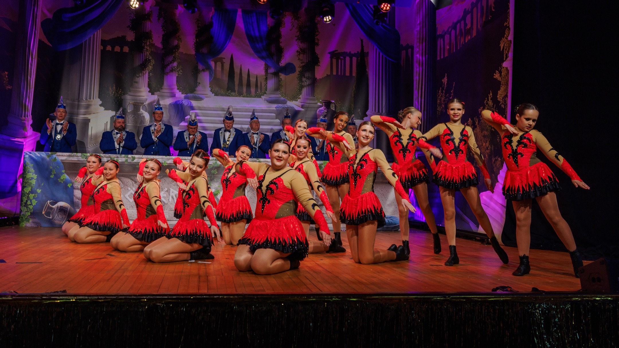 Wir suchen Verstärkung!
Bist Du zwischen 12 und 16 Jahren alt und hast Lust auf Gardetanz Marsch? Dann melde Dich hier per Nachricht bei uns und komm' zu einem Probetraining vorbei!
Training ist Donnerstags von 17:30-19 Uhr.
#gardetanz #marsch #tanzen #fastnacht #karneval #fasching #dvgtanzsport