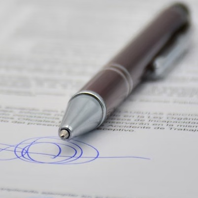 ¿Firmaste un contrato y te hablaron del impuesto de timbre? Esto te interesa.
En Colombia, muchos empresarios, comerciantes y profesionales independientes se sorprenden al escuchar que todavía existe algo llamado impuesto de timbre. Aunque suene sacado de un libro de historia, este tributo sigue vigente y puede generar obligaciones —y dolores de cabeza— si no se maneja bien.
Desde contratos hasta constitución de fiducias mercantiles, el impuesto de timbre reaparece en situaciones comunes de la vida empresarial. Y aunque muchos lo consideran arcaico o innecesario, no por eso deja de tener implicaciones legales y tributarias que debemos entender.