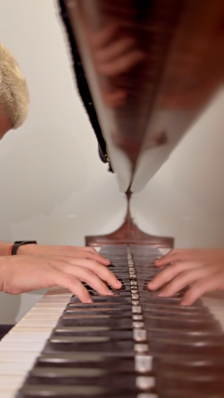 I always find my way back to Chopin’s Mazurka Op.17 No.4 when I seek peace, love, and tenderness. It Is like returning home.
This piece has been with me through so much—it reminds me who I am.
Music shaped me. It lives in my skin, in my breath. Mi alma no marchita… my soul does not wither.
#Chopin #piano #music #PianoMan #nostalgicfriday