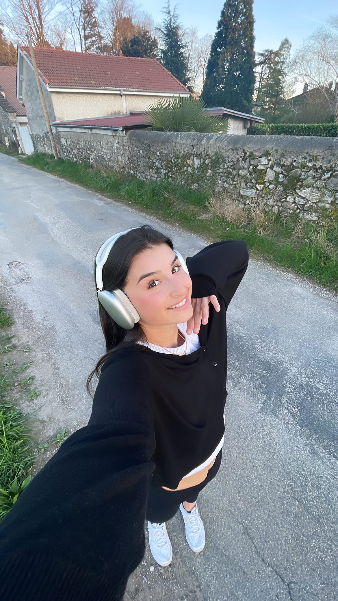 LES 3 ERREURS QUE TU FAIS ET QUI T’EMPÊCHE DE PERDRE DU POIDS ❌🍒🥑
1️⃣TU TE RESTREINS DES LE MATIN !
❌ Dès le réveil tu te restreins pour économiser quelques calories mais cela engendre de la frustration et tu finis par craquer dans la journée !
✅Intègre plutôt des protéines au petit déjeuner pour être rassasié tout au long de la journée !
2️⃣TU DIMINUES LE VOLUME ALIMENTAIRE
❌ Tu te limites dans tes quantités et tu manges dans une assiette à dessert pour éviter de “trop” manger mais tu finis souvent le repas en ayant encore faim…
✅ Fais une assiette complète avec tout les nutriments et ne néglige pas les féculents qui t’apportent de l’énergie pour rester en forme !
3️⃣TU CONFONDS MANGER SAIN ET DÉFICIT CALORIQUE
❌la poignée d’amandes dès que tu as envie de grignoter, l’avocat a tout va, le beurre de cacahuète 🥜 sur des tartines… et voilà que tu consommes beaucoup d’énergie sans t’en rendre compte !
✅si tu es dans un objectif de perte de gras alors garde un œil sur tes portions et sur les fréquences de consommation !
Et si tu veux en savoir plus, n’hésite pas à consulter un/une diététicien/nne qui saura te conseiller ! 👩🏻💻
#fitness #gym #workout #fitnessmotivation #fit #bodybuilding #training #fitfam #gymlife #muscle #nutrition #healthyfood #fitfood #mealprep #eatclean #healthylifestyle #weightloss #weightlossjourney #perdredupoids #minceur #transformationbody #corps #bienetre #santenaturelle #healthychoices #fitgirl #fitlife #coachsportif #motivationfitness #objectifforme