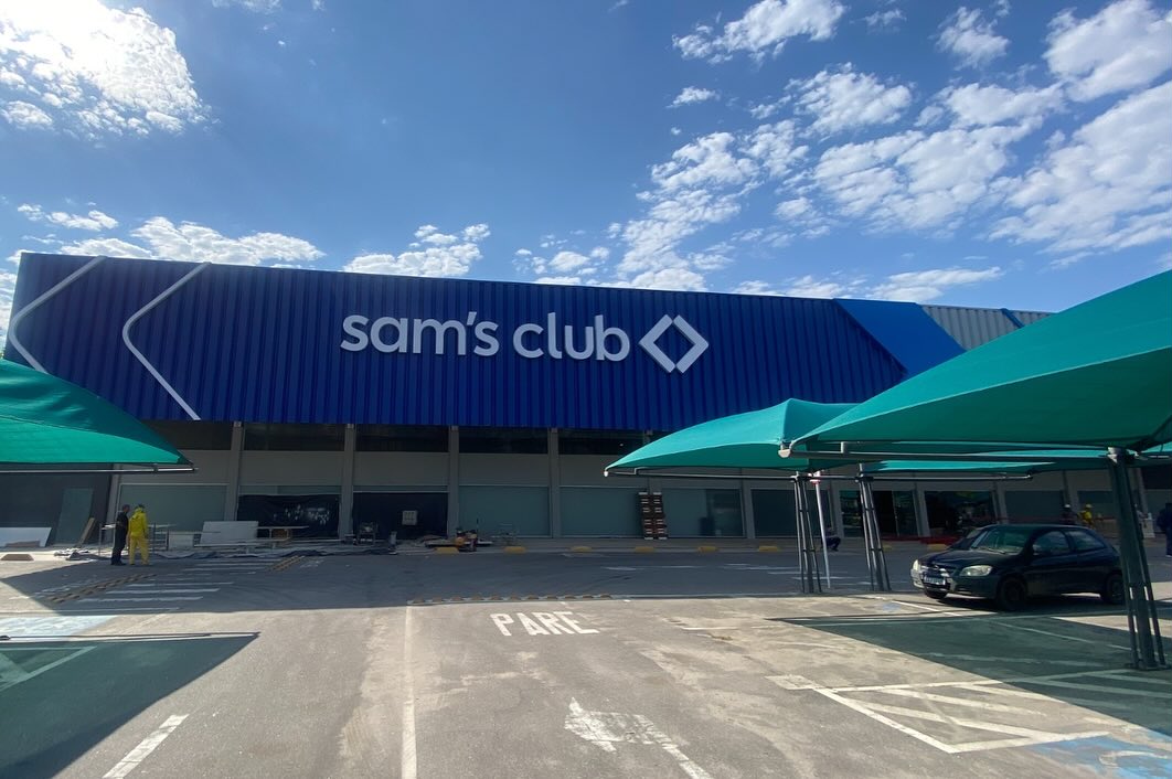 Transformação separando as lojas Atacadão e Sam’s Club realizada em 120 dias de obra, localizado na Avenida Ayrton Senna, Nº 2330, Barra da Tijuca – CEP: 22.775-003 – Rio de Janeiro/RJ com área total de 13.182,50 M². Na transformação foi realizada a criação de novos ambientes conforme novo layout proposto através de demolição e construção, troca de revestimentos, pintura interna e externa, reparos na cobertura, execução de novas câmaras frias e acabamento piso no salão de vendas. As instalações prediais de elétrica, hidráulica, hidrossanitário e de incêndio foram adequadas para atender a novo uso da edificação.
Na divisão entre as lojas, adotamos o padrão de cada marca individualizando os usos com eficiência e personalidade.
Na seleção de fotos nos primeiros registros temos o empreendimento finalizado, seguido das fotos que demonstram algumas das etapas de obra como demolição, elevação de alvenaria, instalação de revestimentos e pintura.
#construction #construtora #construção #engenharia #engenhariacivilbr #arquitetura #canteirodeobras #obra #empreendimento #concreto #estruturametálicas #retrofit #reforma #transformação