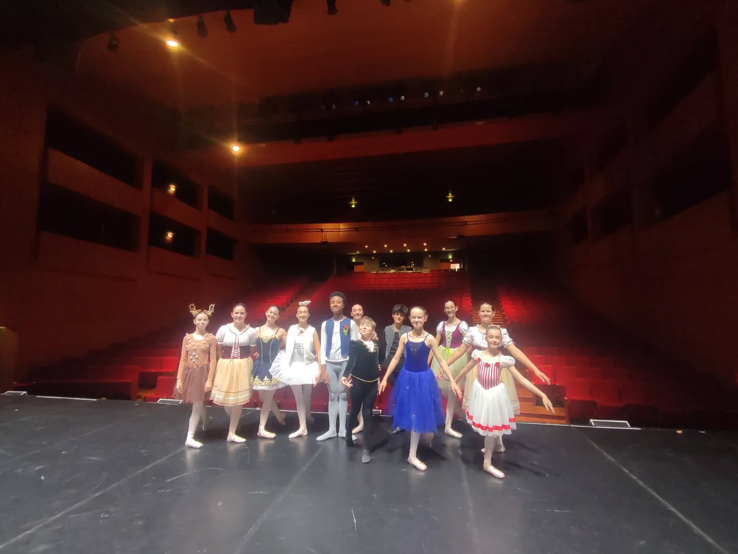 🩰DANSER pour aider les enfants malades 🩰🫶🏼
🐈⬛ La compagnie de La Cinquième Arabesque a eu l’immense joie d’être invitée à présenter des extraits de son ballet « Le Chat Botté » le 3 mai dernier, sur la scène du @theatre.olympia.arcachon à Arcachon, à l’occasion du gala solidaire de l'association @le_coeur_a_rire_ . Tymeo, soliste de la compagnie, a également eu la chance d'ouvrir cette belle soirée en dansant sa variation de la demi finale de l'émission Prodiges! Quelle joie!
🫱🏼🫲🏽 Un moment fort où l’art et les cœurs ont battu à l’unisson, au profit d’une honorable cause : le soutien aux enfants en situation de handicap, soutenu par l’association Le Phare de l’Eyre.
✨ Nos jeunes artistes ont dansé avec cœur, grâce et générosité (tard le soir !), aux côtés de 13 écoles de danse du Bassin, réunies pour une soirée à la fois festive et humaine.
🙏🏼 Un immense merci aux organisateurs, aux familles, aux spectateurs, et à tous ceux qui ont rendu possible cette alliance entre danse et solidarité.
✨ Belle énergie, fous rires, esprit d'équipe, investissements et professionnalisme...Nous sommes très fiers de nos artistes!
#arcachon #danse #solidarite #danseclassique #compagnie
#lepharedeleyre #bordeaux #bassin #aquitaine #eysinesmaville #eysines #eysinesculture #bordeauxmaville #bordeauxmetropole #merignac #merignacmaville #lebouscat #lehaillan #bruges #Blanquefort #saintmedardenjalles #bassindarcachon #lacinquiemearabesque #compagniededanse #balletcompany_ #ballet #danseclassique #danse #spectaclevivant #spectacle #olympiadarcachon
Merci @marie_girard_inspiration_mg